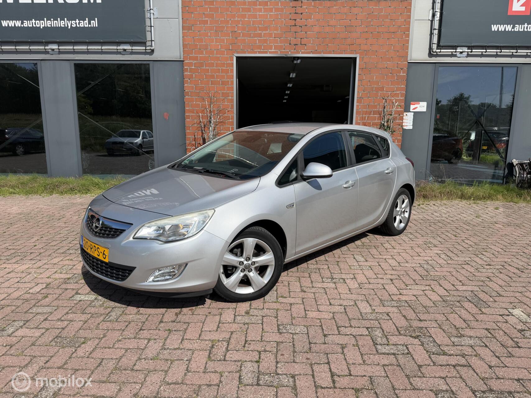 Opel Astra 1.4 Turbo Edition 2011 - voorkant