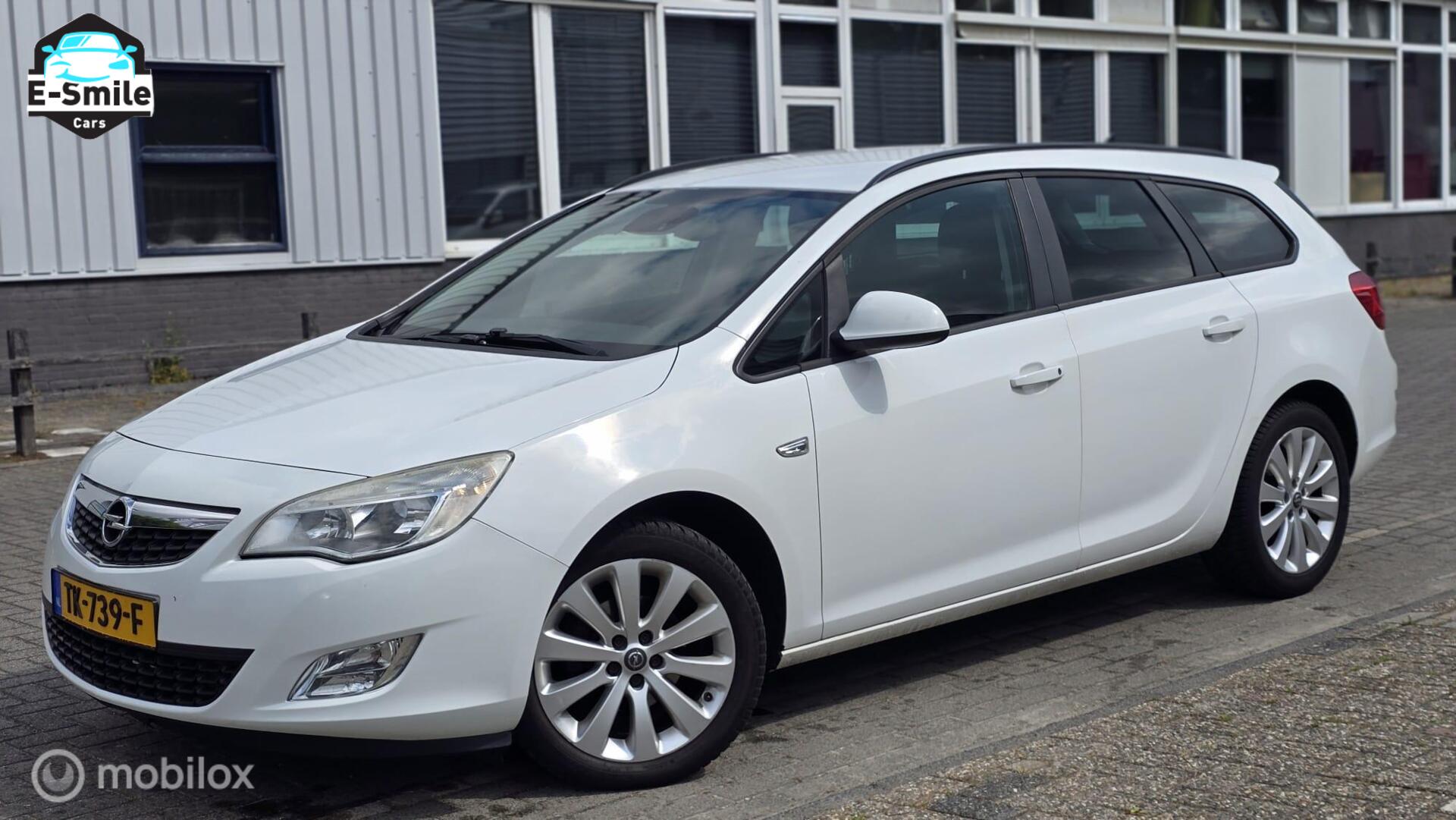 Opel Astra Sports Tourer 1.6 Edition/Automaat/Airco/Cruise 2012 - voorkant