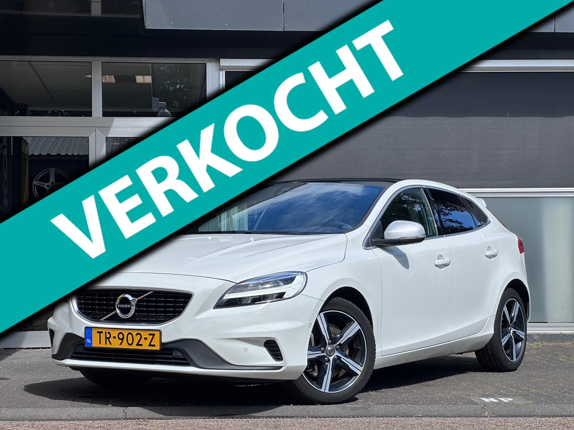 Volvo V40 1.5 T3 Polar+ Sport R-DESIGN / DOH / AUTO / PANO / NAP 2018 - voorkant