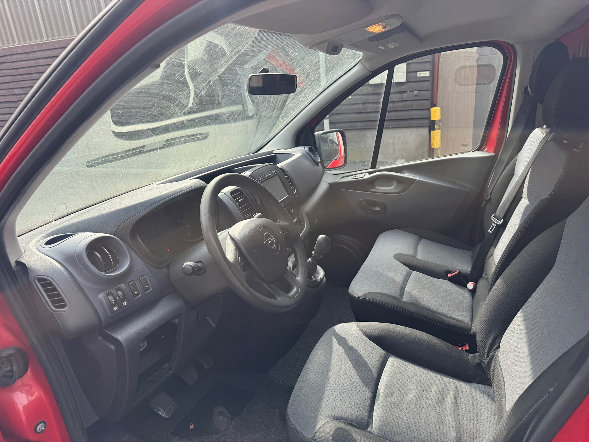 Foto van Opel Vivaro-b