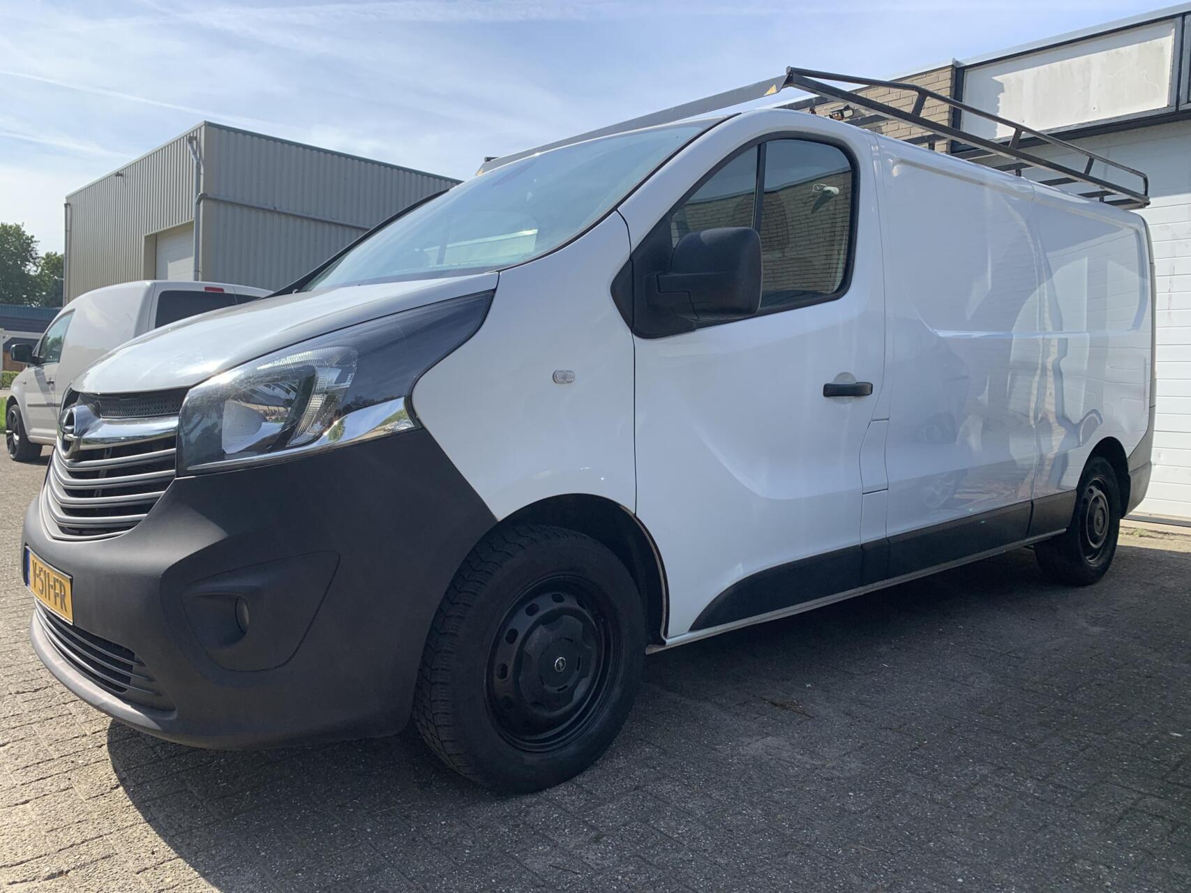 Foto van Opel Vivaro-b