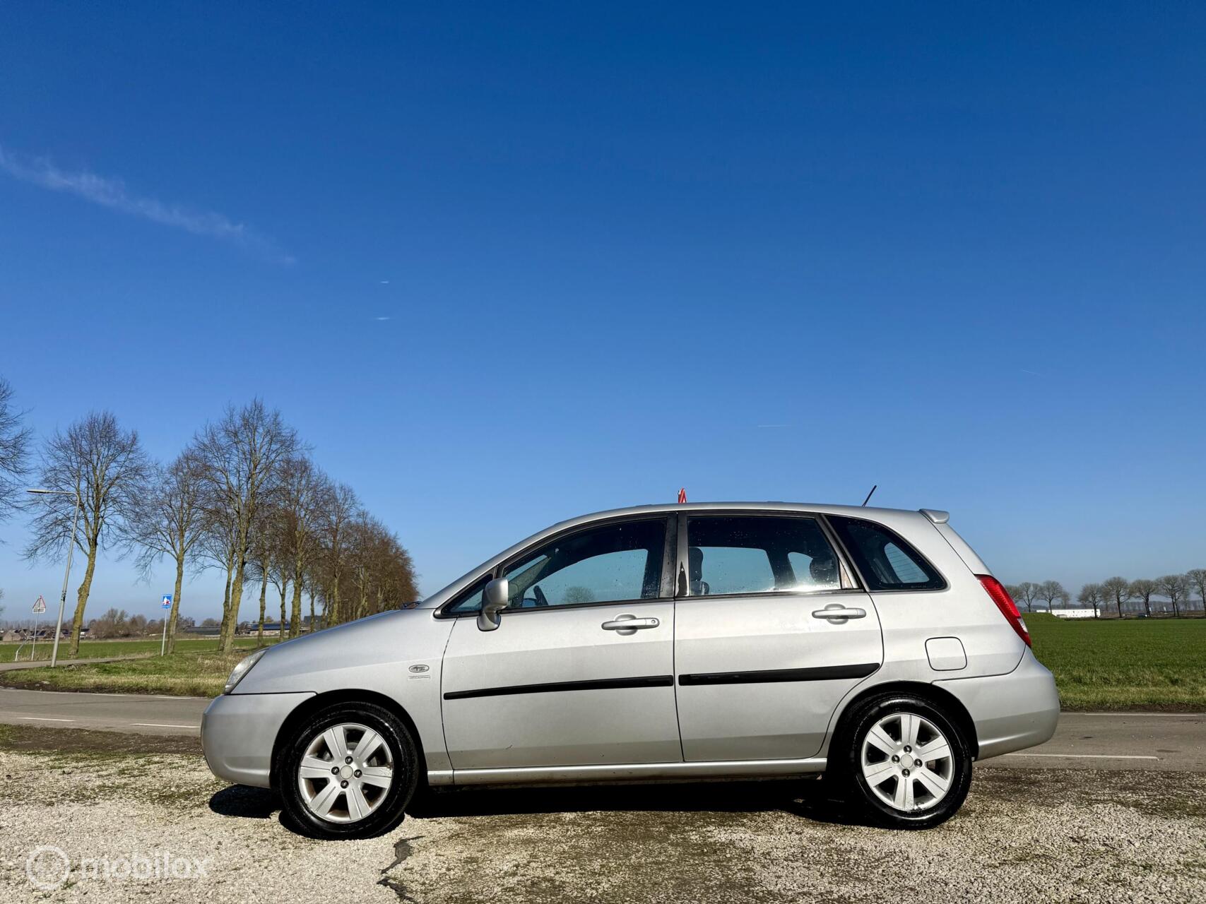 Foto van Suzuki Liana