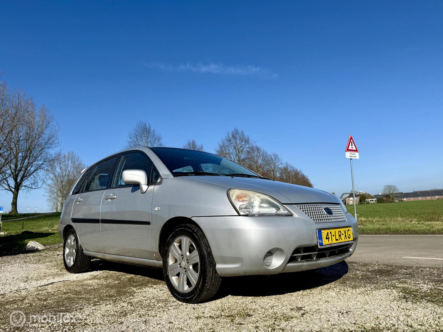 Foto van Suzuki Liana