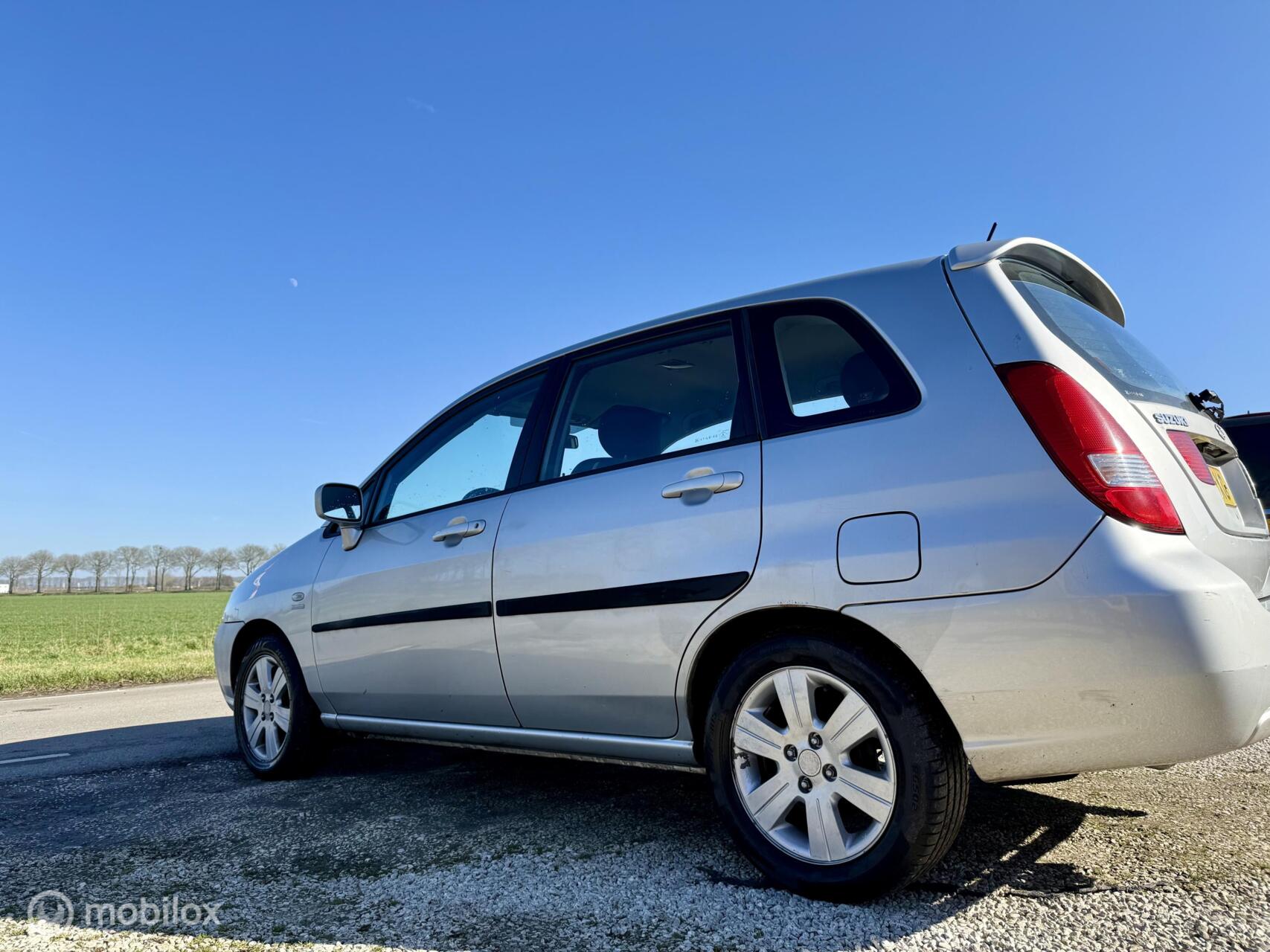 Foto van Suzuki Liana