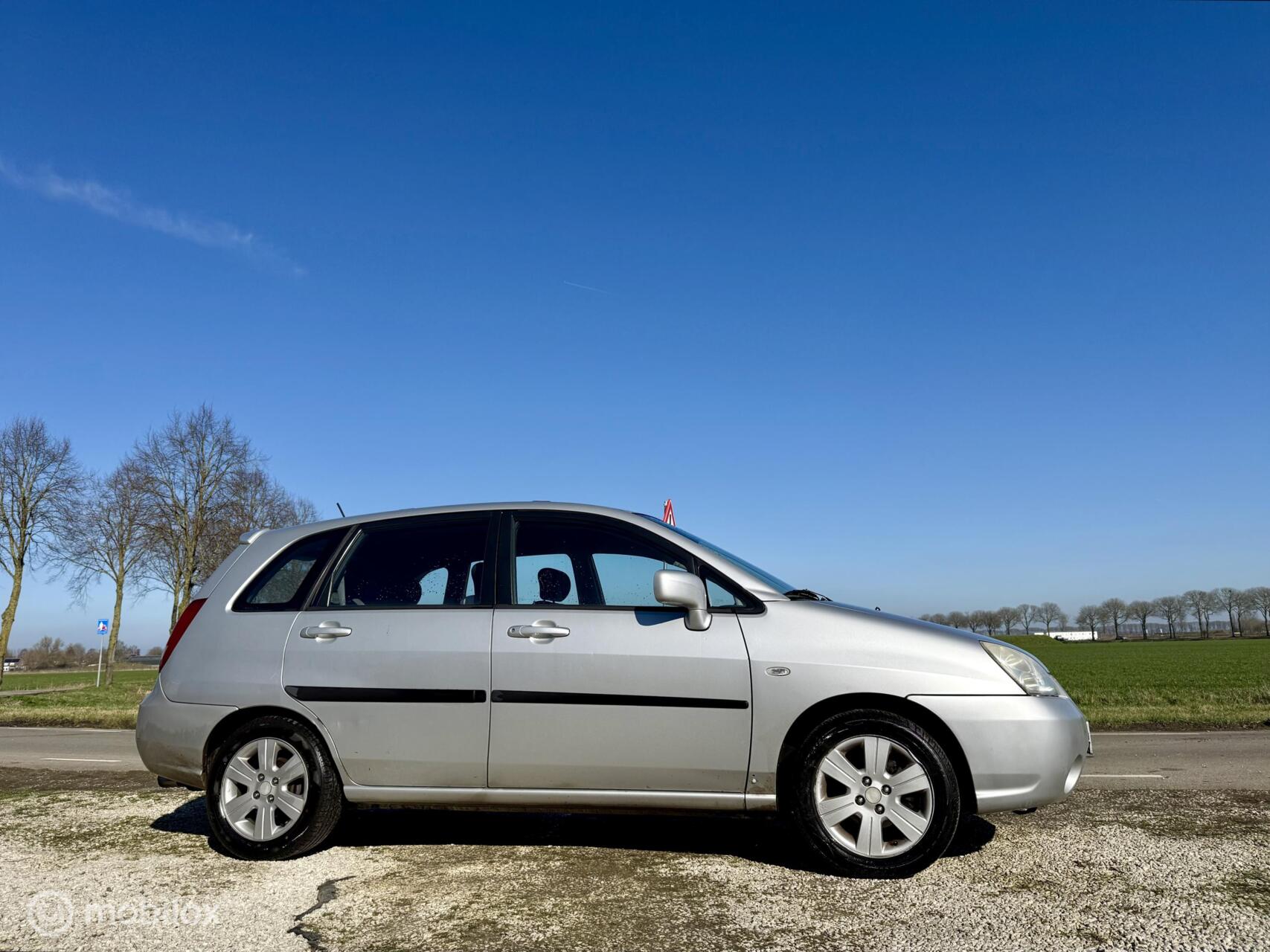 Foto van Suzuki Liana