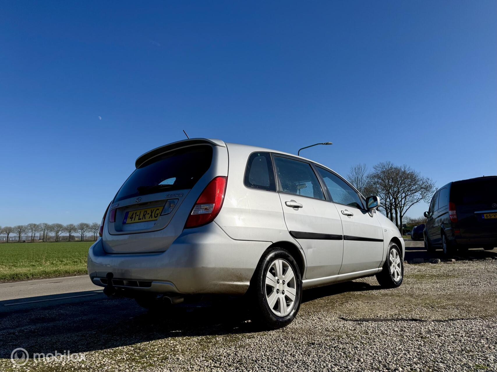 Foto van Suzuki Liana