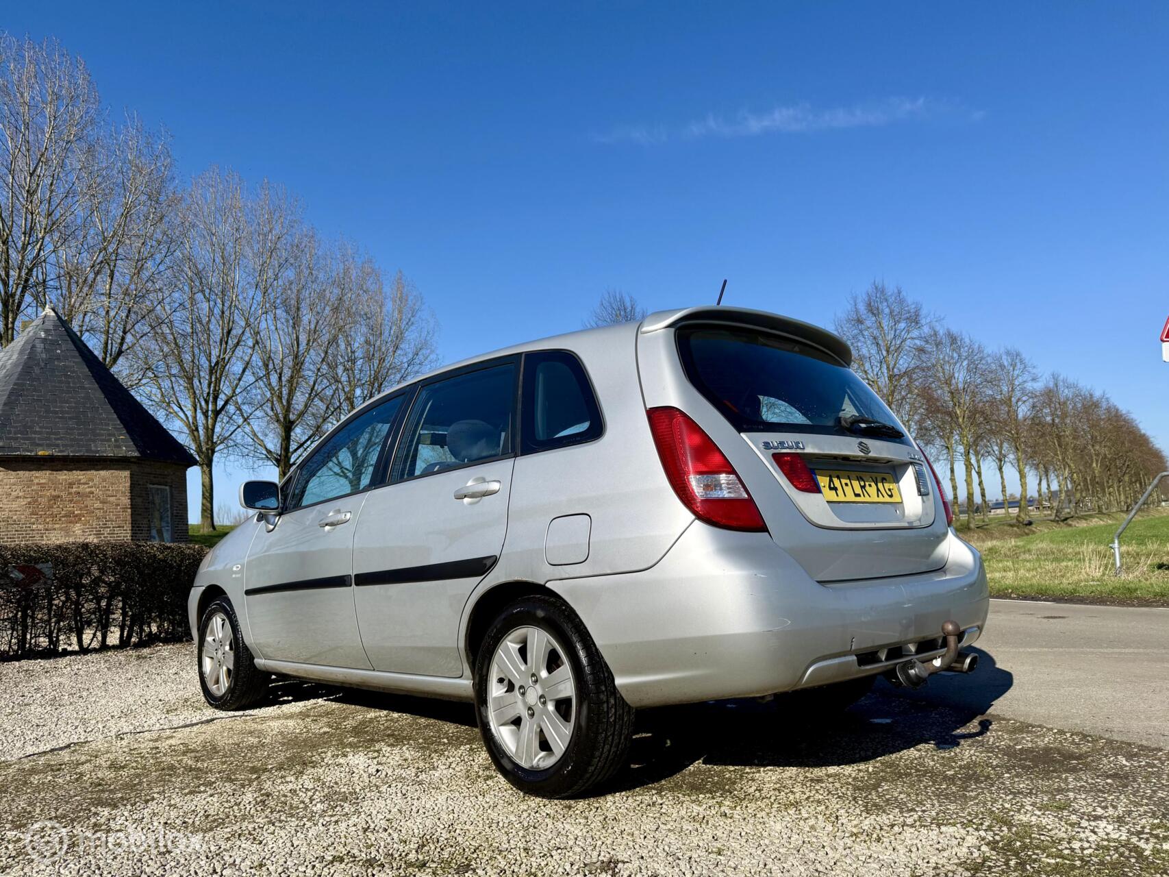 Foto van Suzuki Liana