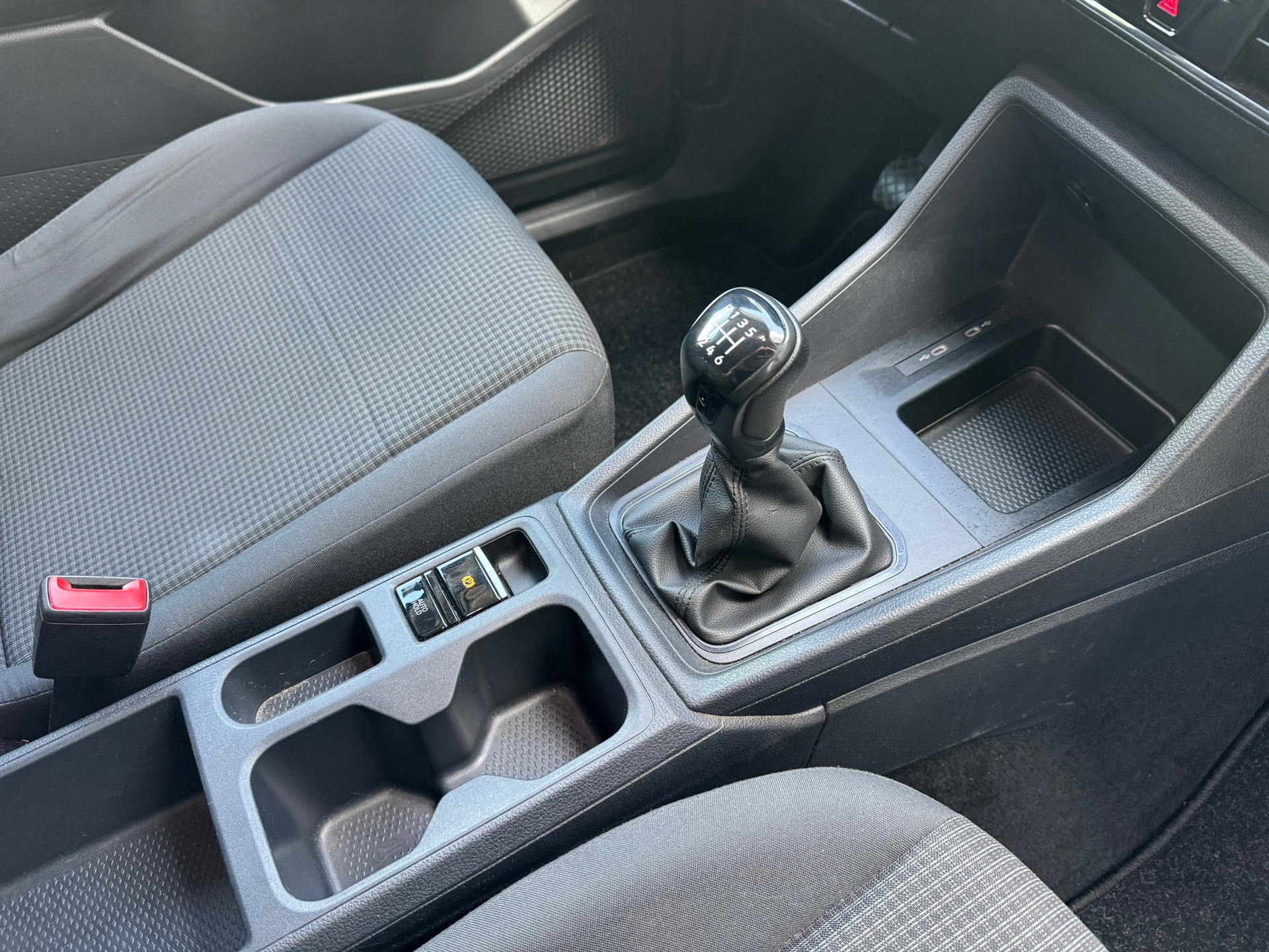 Foto van Volkswagen Caddy Modified Partition Wall