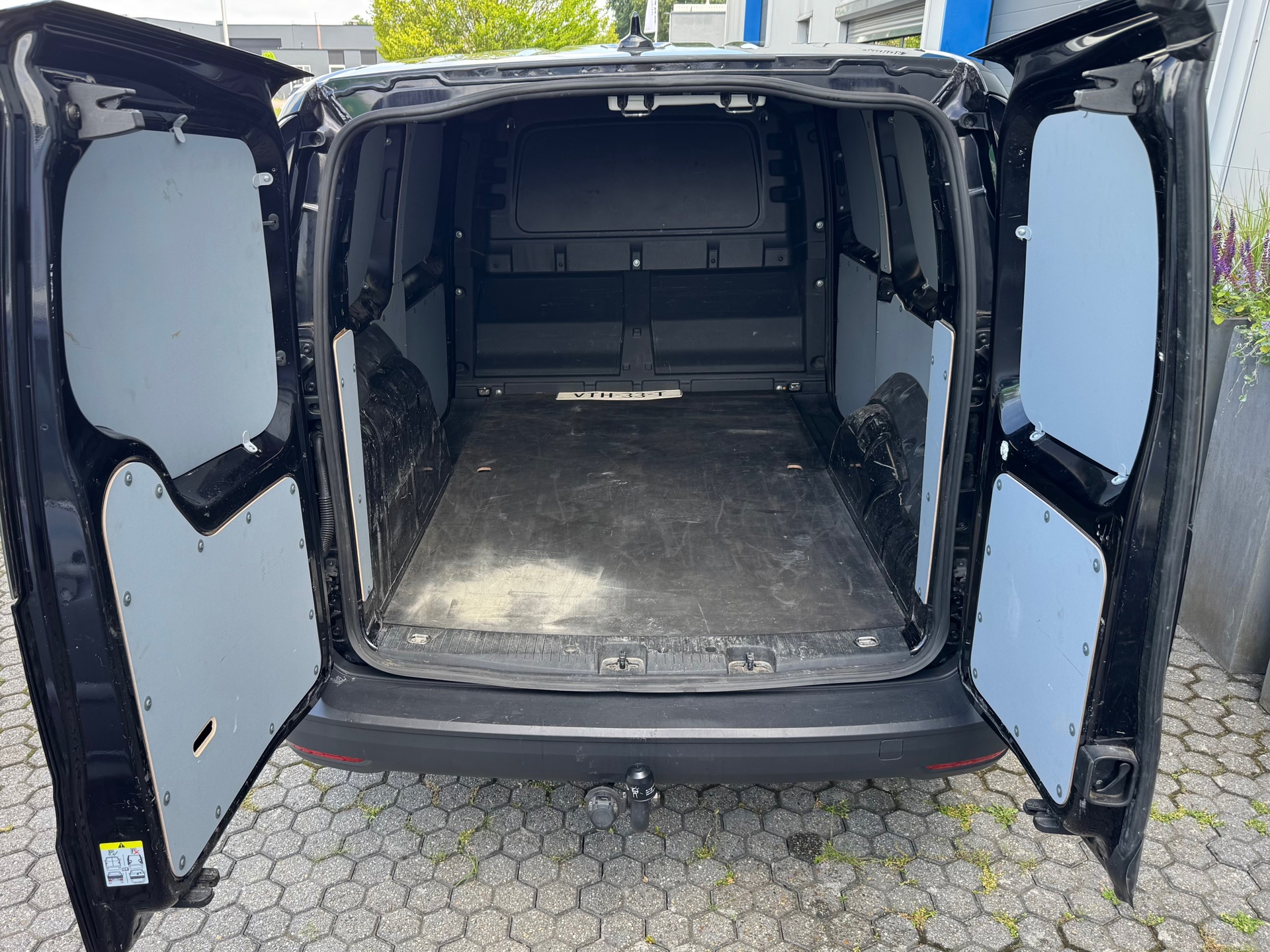 Foto van Volkswagen Caddy Modified Partition Wall