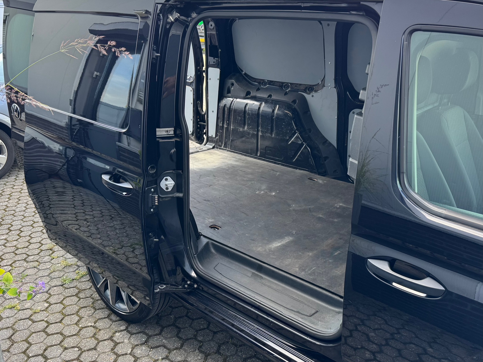 Foto van Volkswagen Caddy Modified Partition Wall