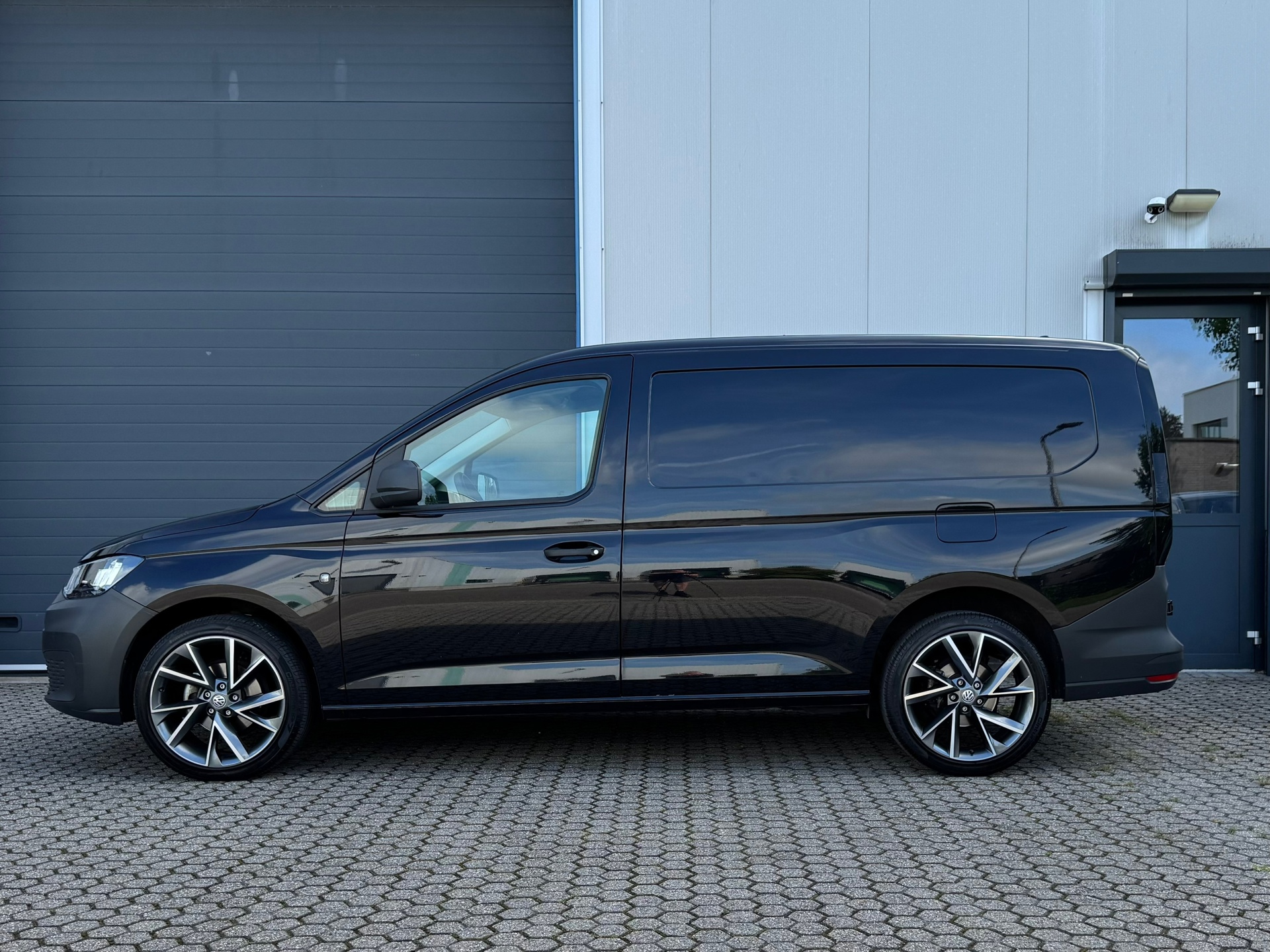 Foto van Volkswagen Caddy Modified Partition Wall