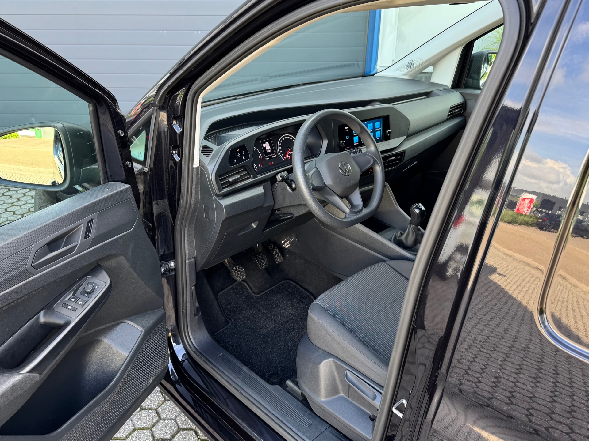 Foto van Volkswagen Caddy Modified Partition Wall