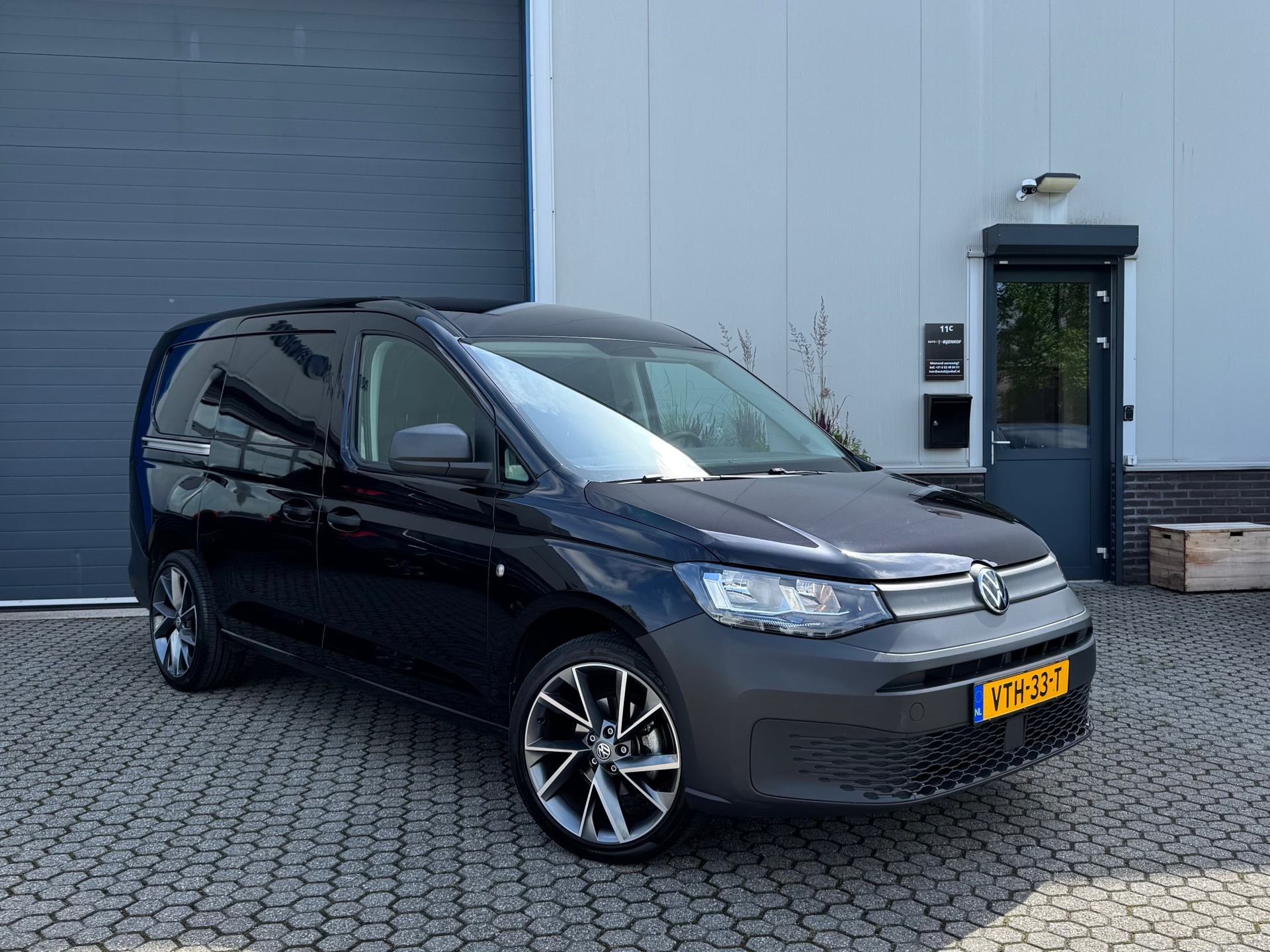 Foto van Volkswagen Caddy Modified Partition Wall