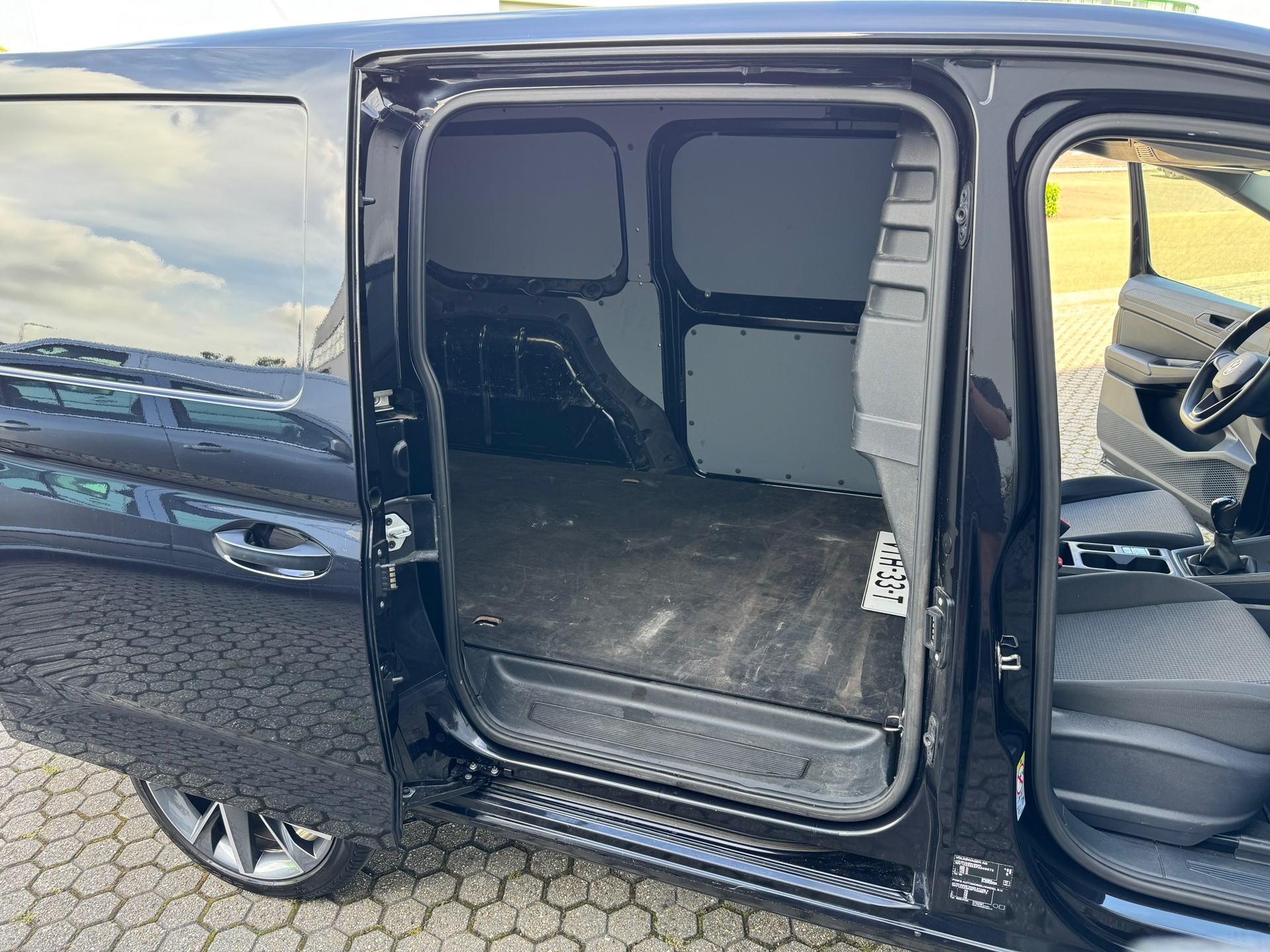Foto van Volkswagen Caddy Modified Partition Wall