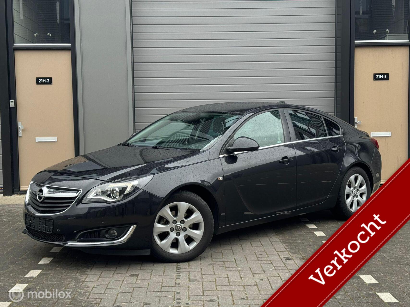 Opel Insignia Limousine HB 1.6 CDTI Cosmo / PDC / Stoelv / Stuur / TrekH 2015 - voorkant
