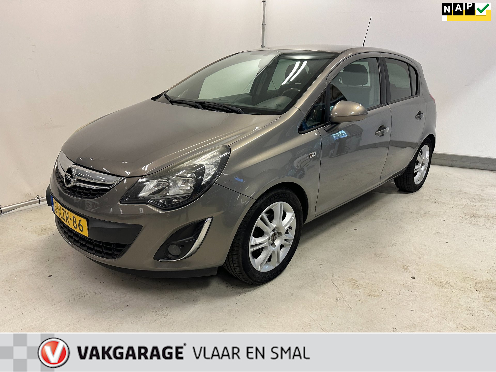 Opel Corsa 1.4-16V BlitZ 5 deurs-Navigatie-parkeersensoren-Airco-trekhaak luxe uitvoering. 2014 - voorkant