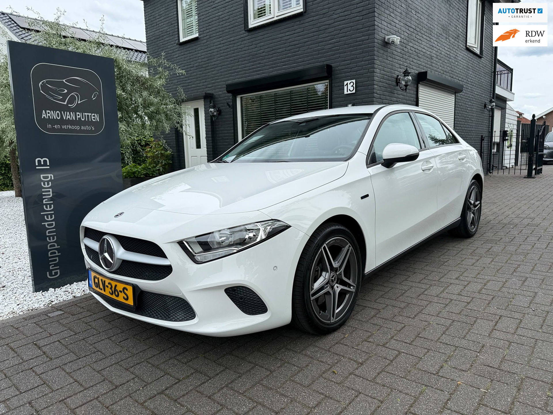 Mercedes-Benz A 250 E 250 e /Cruise /18 inch AMG /Navigatie /Stoelverwarming 2020 - voorkant