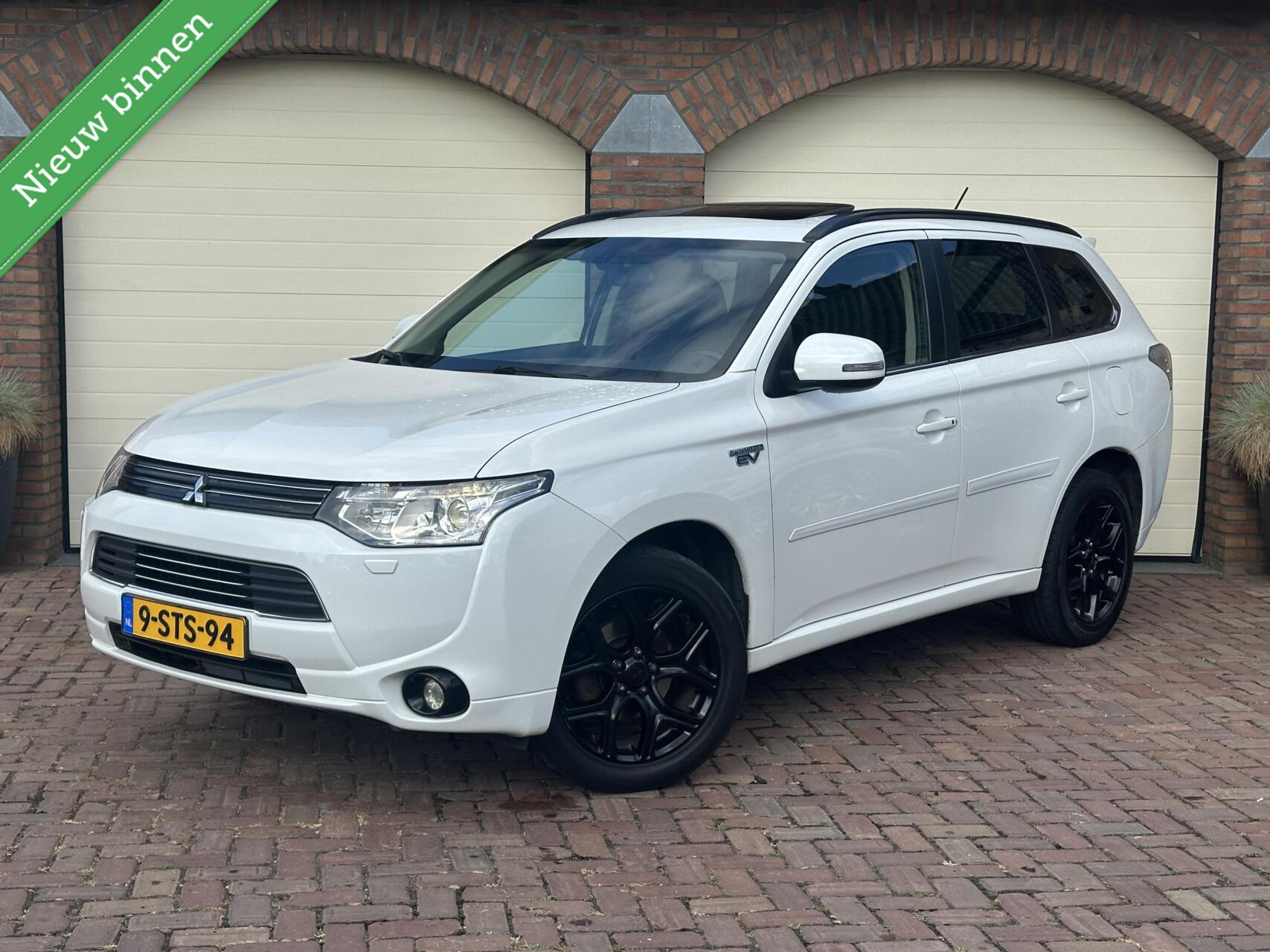 Mitsubishi Mitsubishi Outlander 2.0 PHEV Instyle Leder Open dak LED Trekhaak Navi 2013 - voorkant