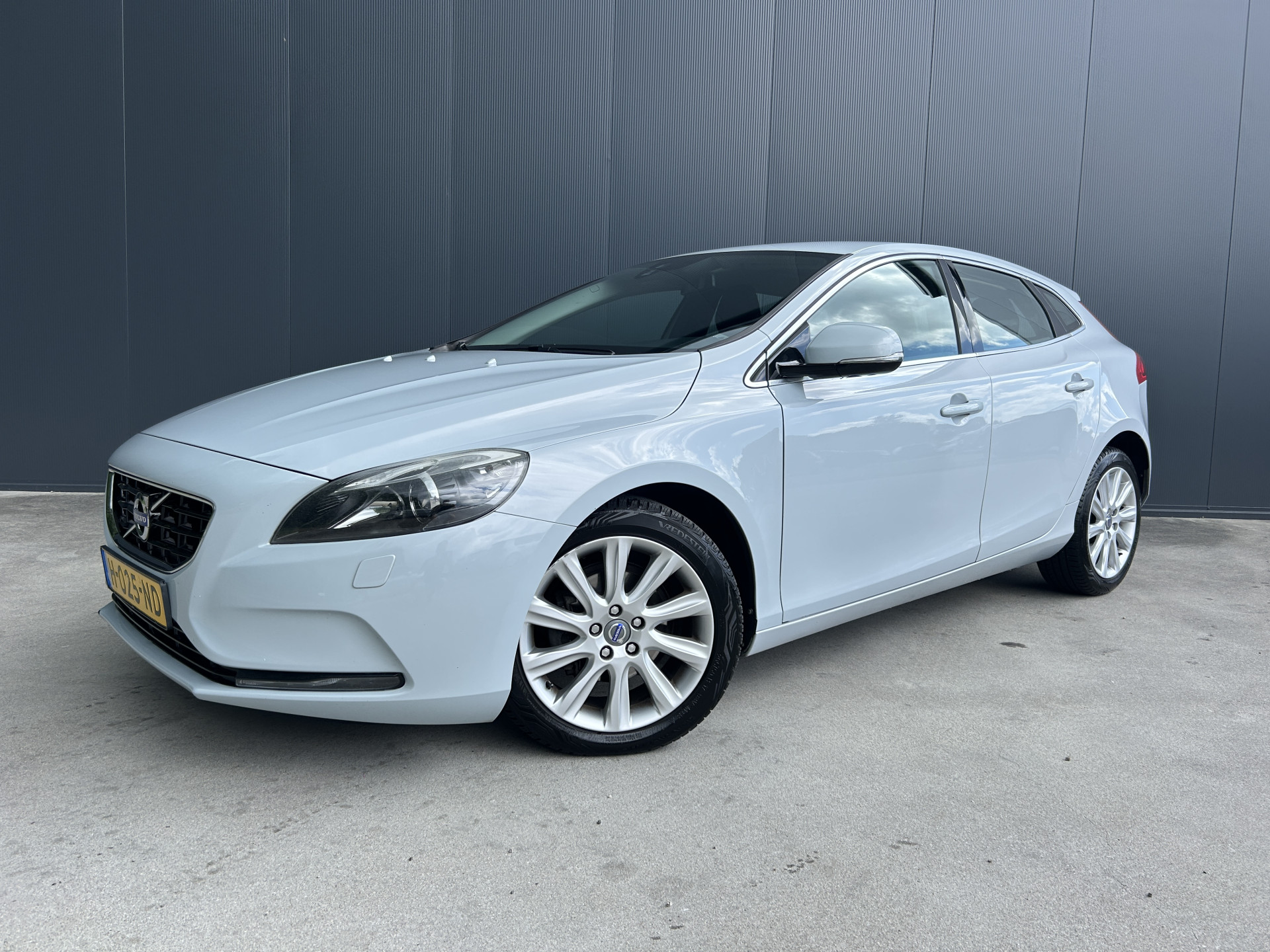 Volvo V40 1.6 D2 Momentum XENON HALF LEER CRUISE ECC LMV 2014 - voorkant