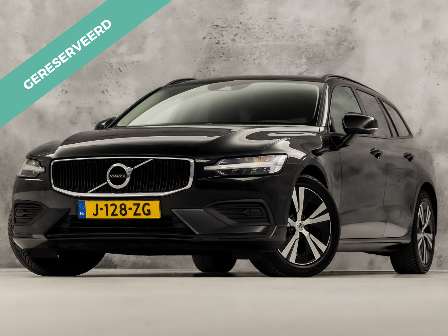 Volvo V60 2.0 B3 Momentum Sport 2020 - voorkant