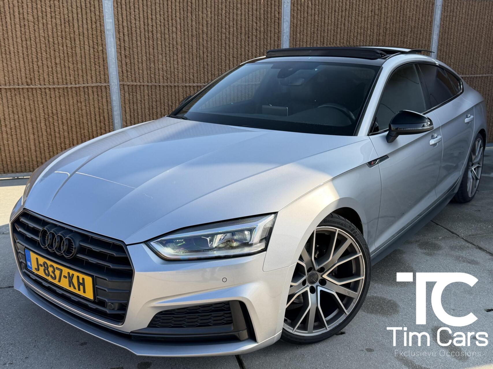 Audi A5 40 TFSI S edition Automaat | Panoramadak | LED verlichting | Bang&Olufsen audio | DAB ontvanger | Stoelverwarming | Getint glas | Achterspoiler | Zwart optiek | Achteruitrijcamera 2020 - voorkant