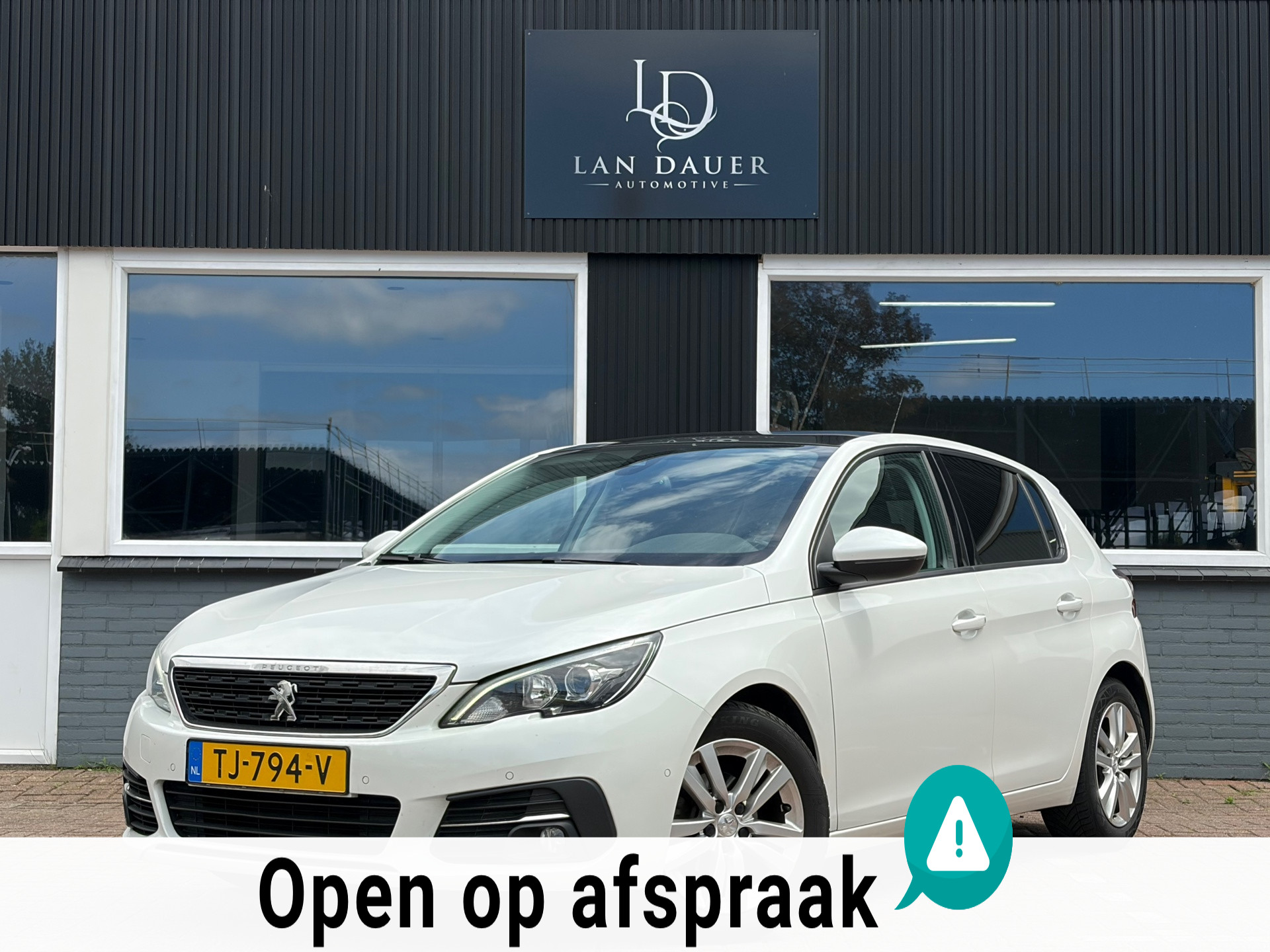 Peugeot 308 1.2 PureTech Blue Lease Executive / Pano / Parelmoerwit 2018 - voorkant