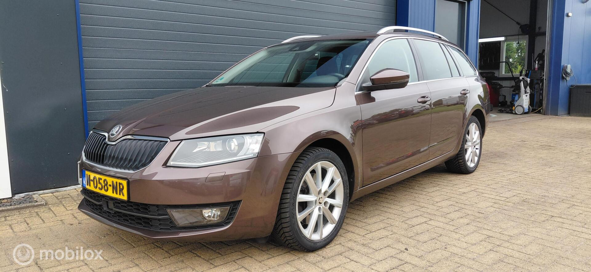 Skoda Octavia 1.8 TSI 180PK ,DSG,Pano,Trekhaak, 2015 - voorkant