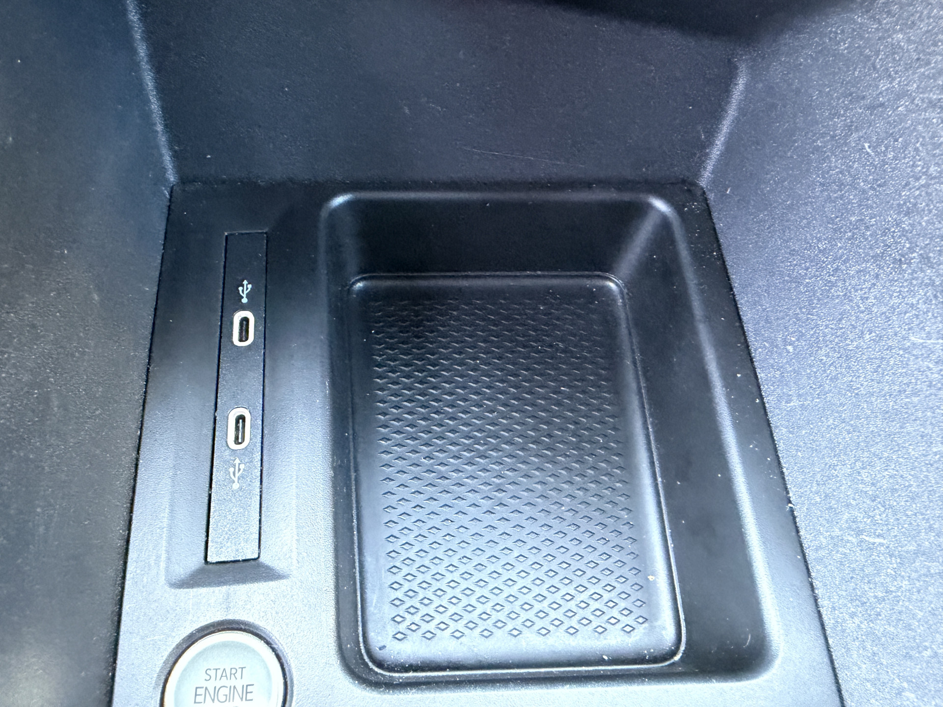 Foto van Volkswagen Caddy Modified Partition Wall