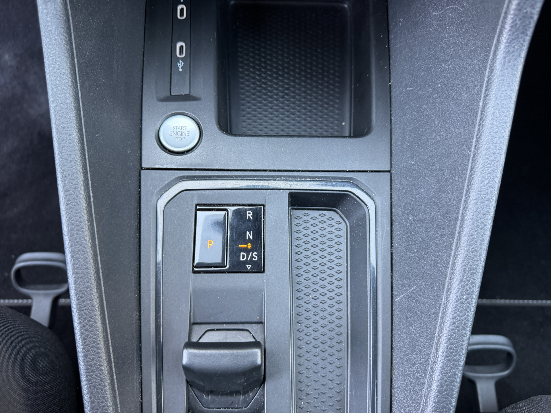 Foto van Volkswagen Caddy Modified Partition Wall