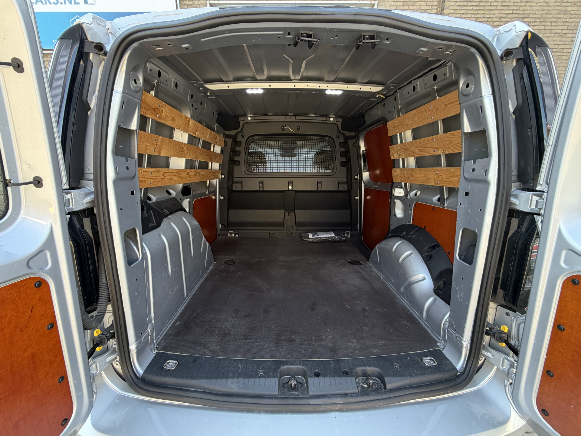 Foto van Volkswagen Caddy Modified Partition Wall