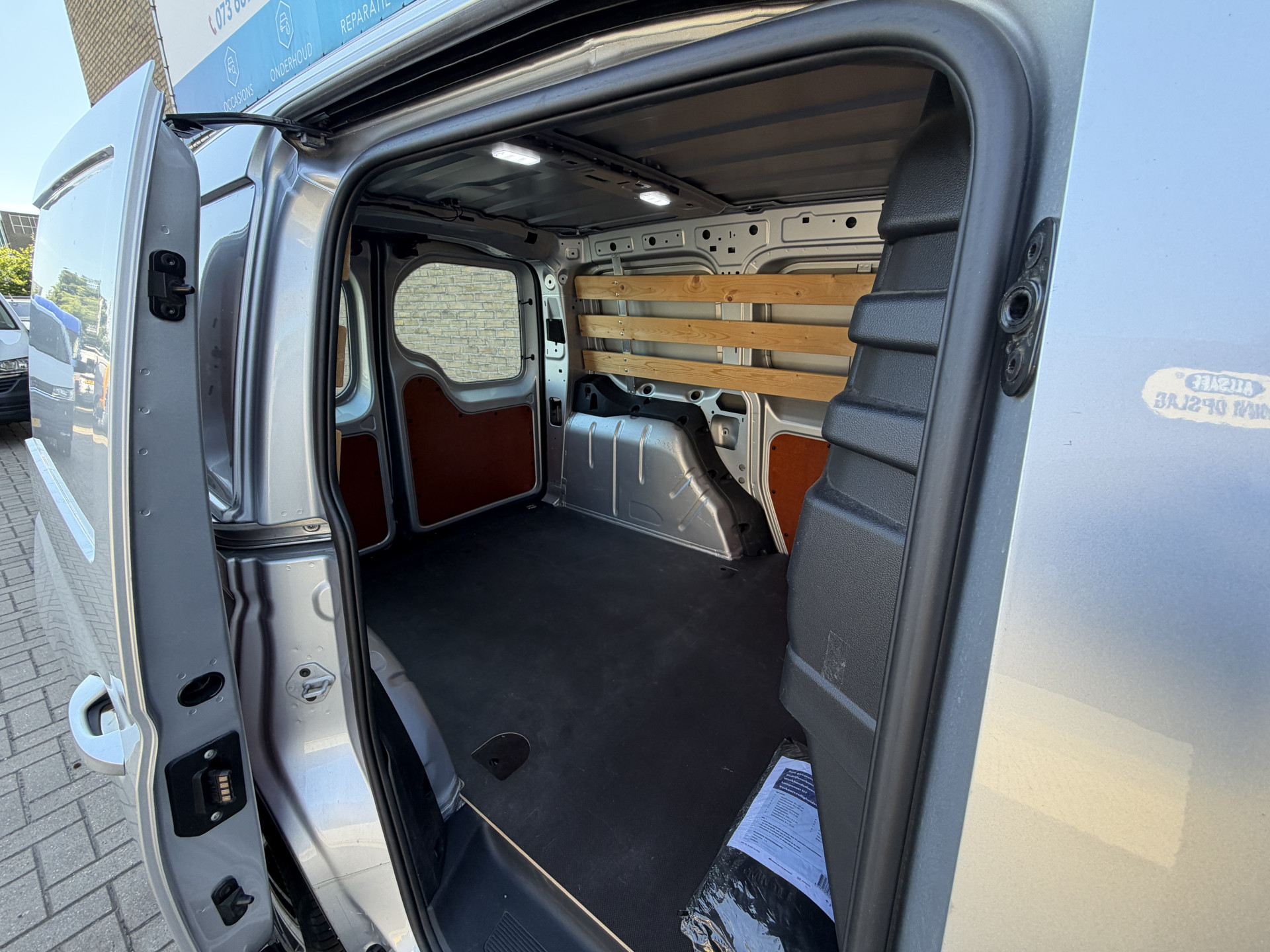 Foto van Volkswagen Caddy Modified Partition Wall