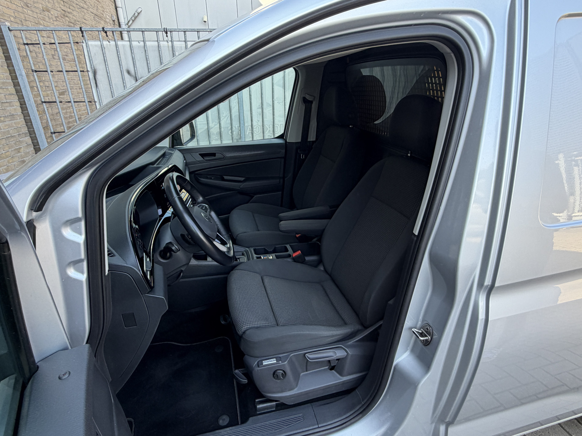 Foto van Volkswagen Caddy Modified Partition Wall