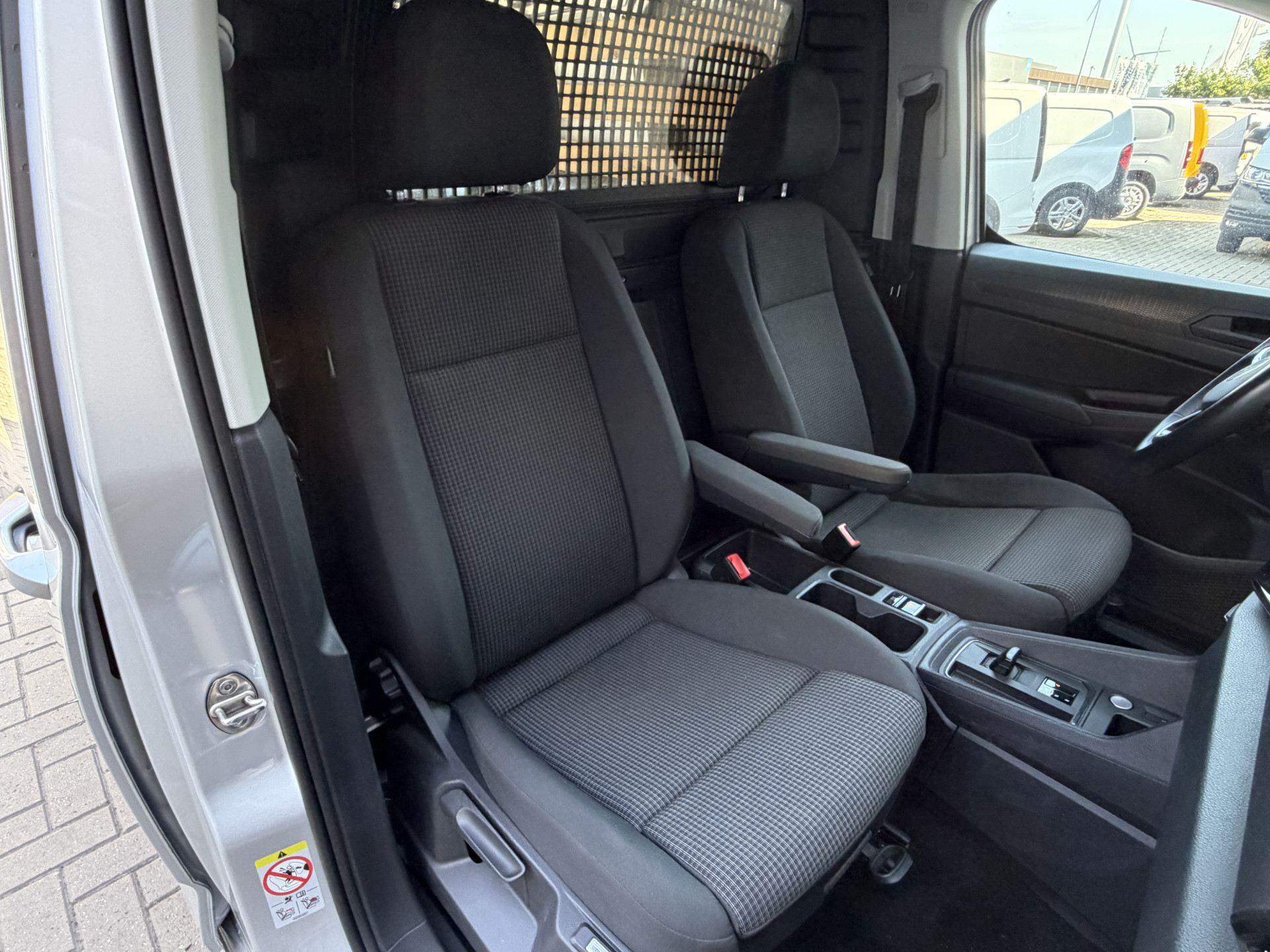 Foto van Volkswagen Caddy Modified Partition Wall