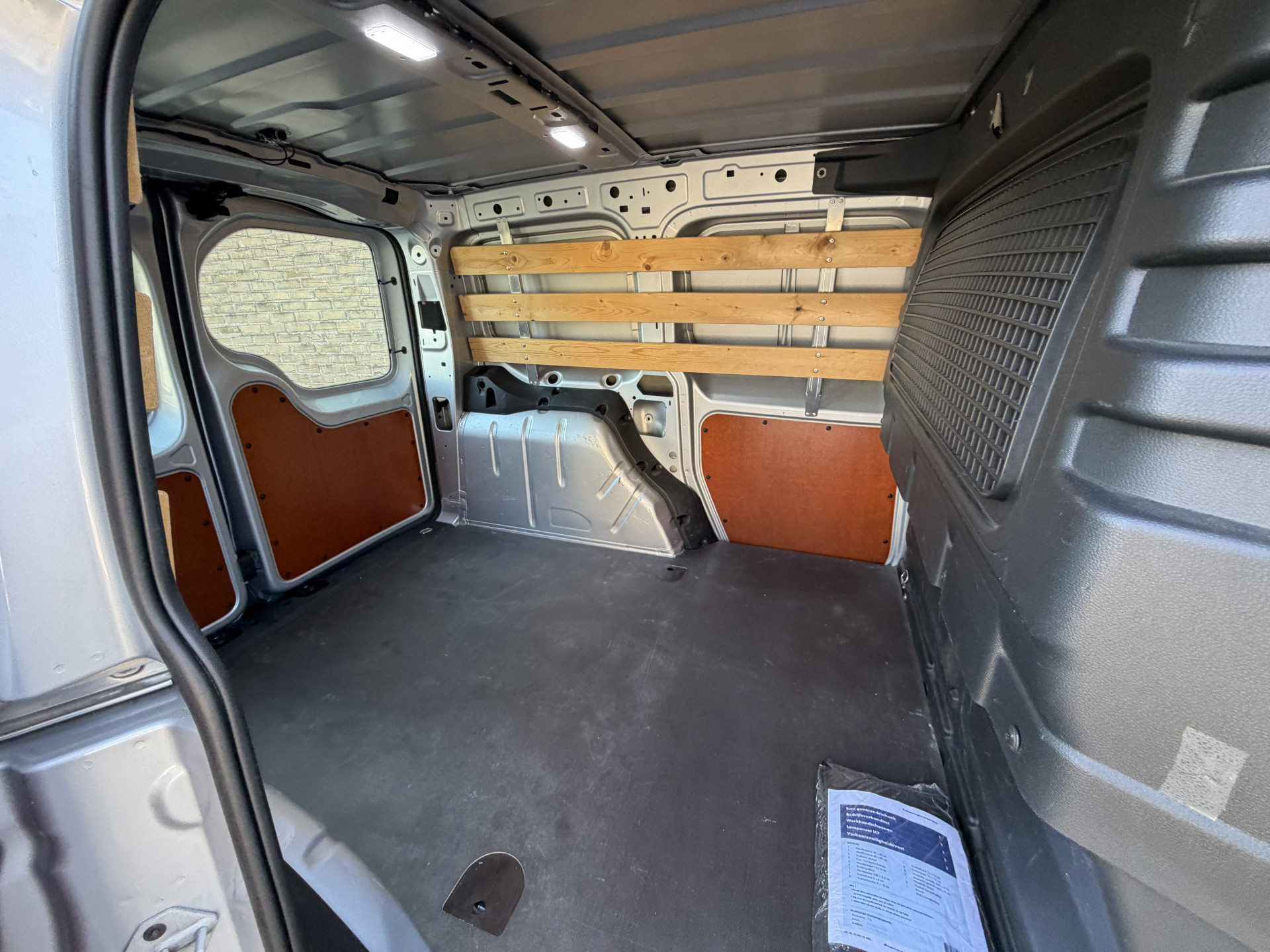 Foto van Volkswagen Caddy Modified Partition Wall