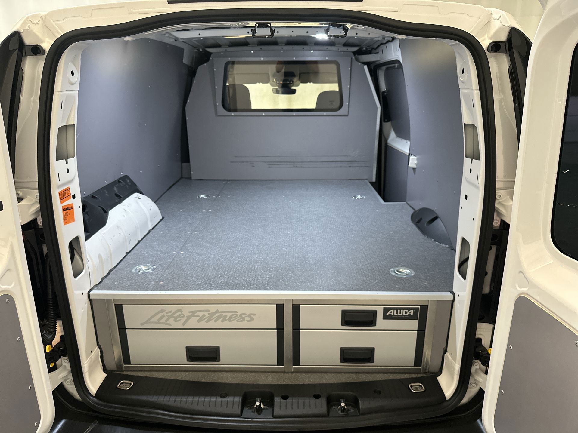 Foto van Volkswagen Caddy Modified Partition Wall