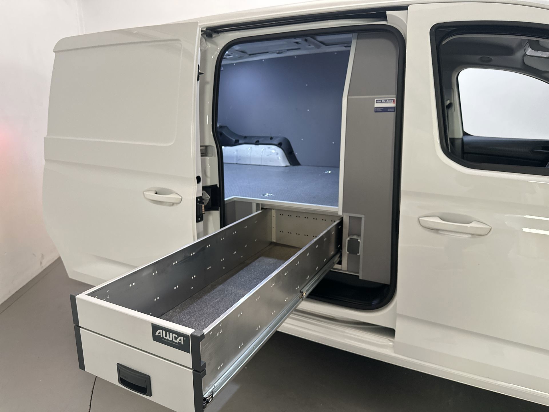 Foto van Volkswagen Caddy Modified Partition Wall