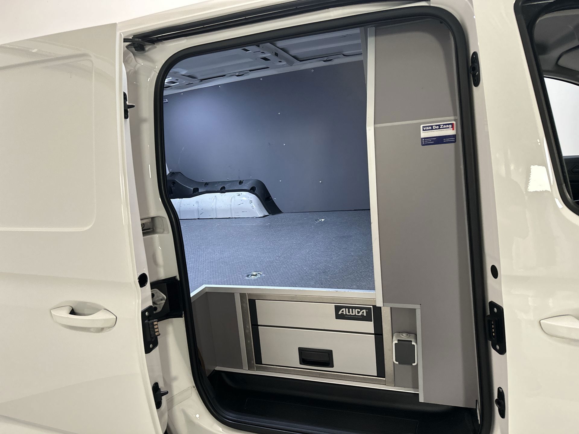 Foto van Volkswagen Caddy Modified Partition Wall