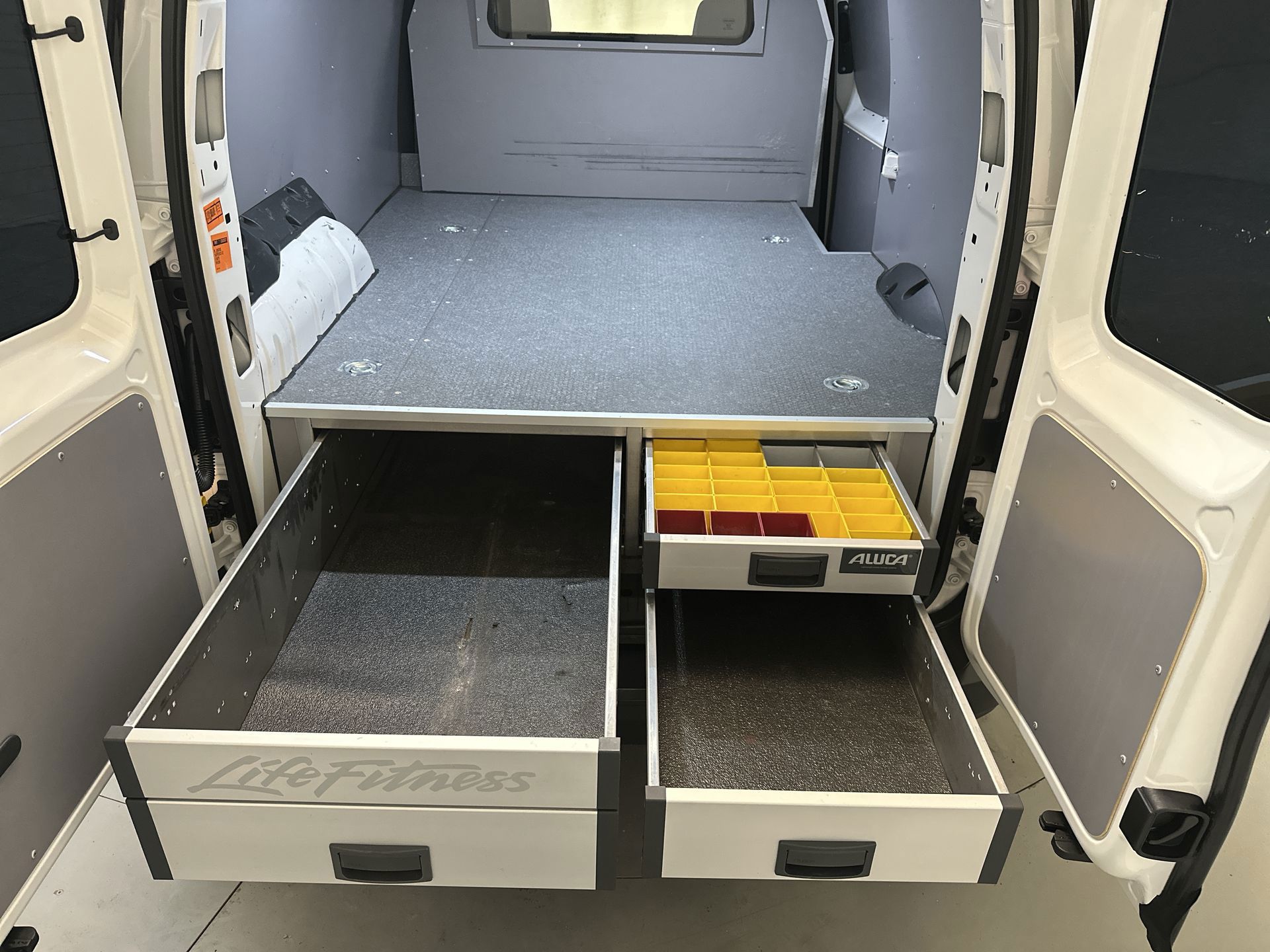 Foto van Volkswagen Caddy Modified Partition Wall