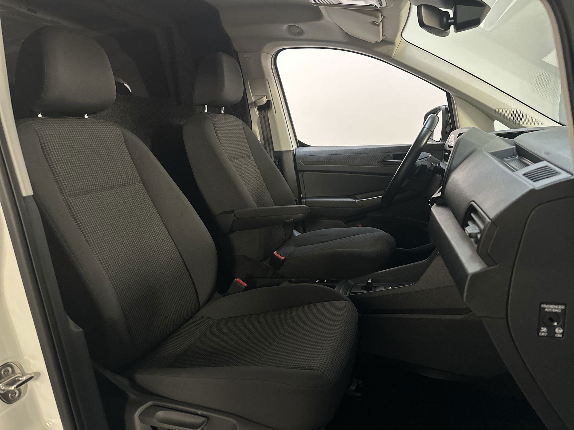 Foto van Volkswagen Caddy Modified Partition Wall