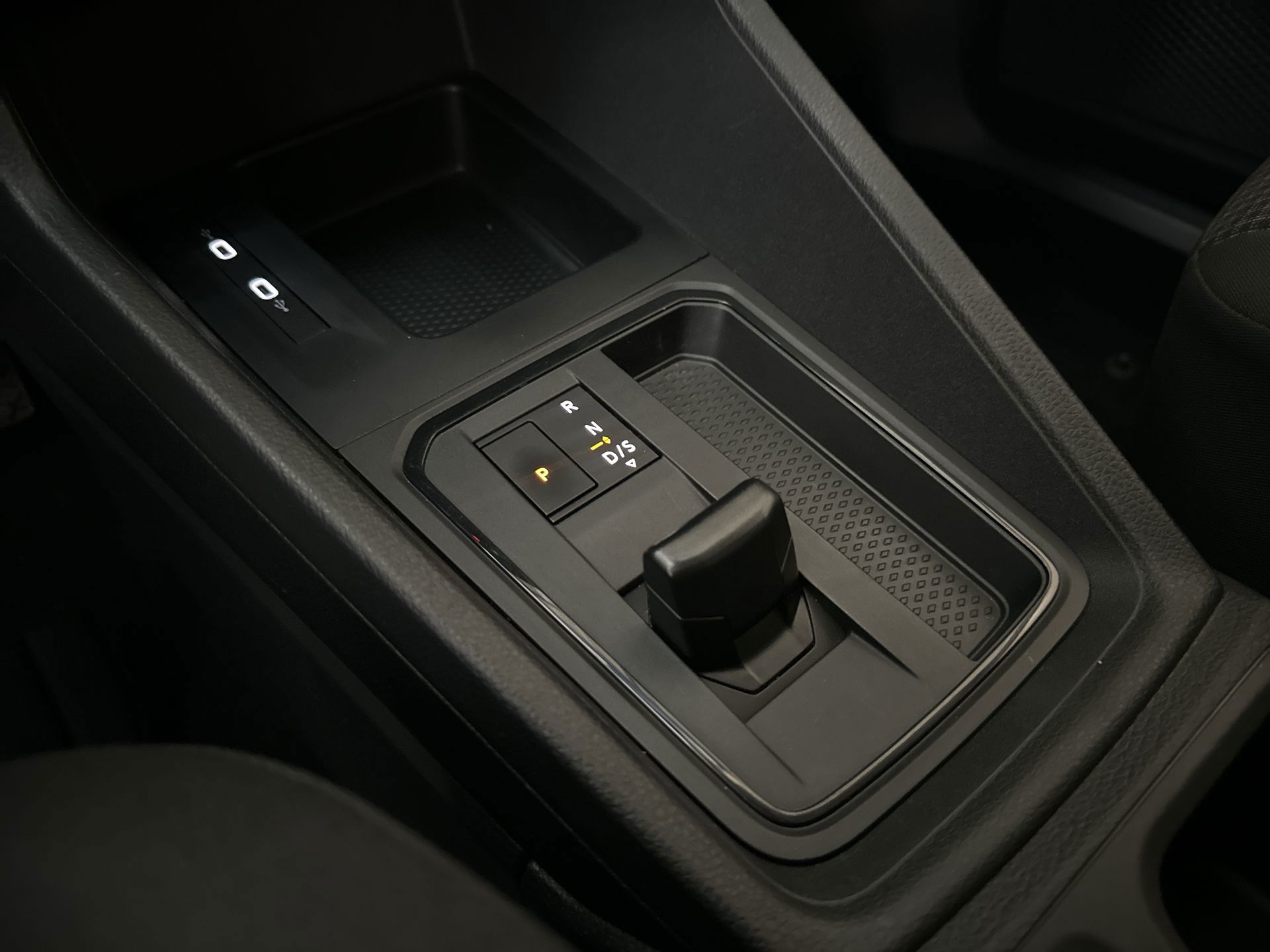 Foto van Volkswagen Caddy Modified Partition Wall