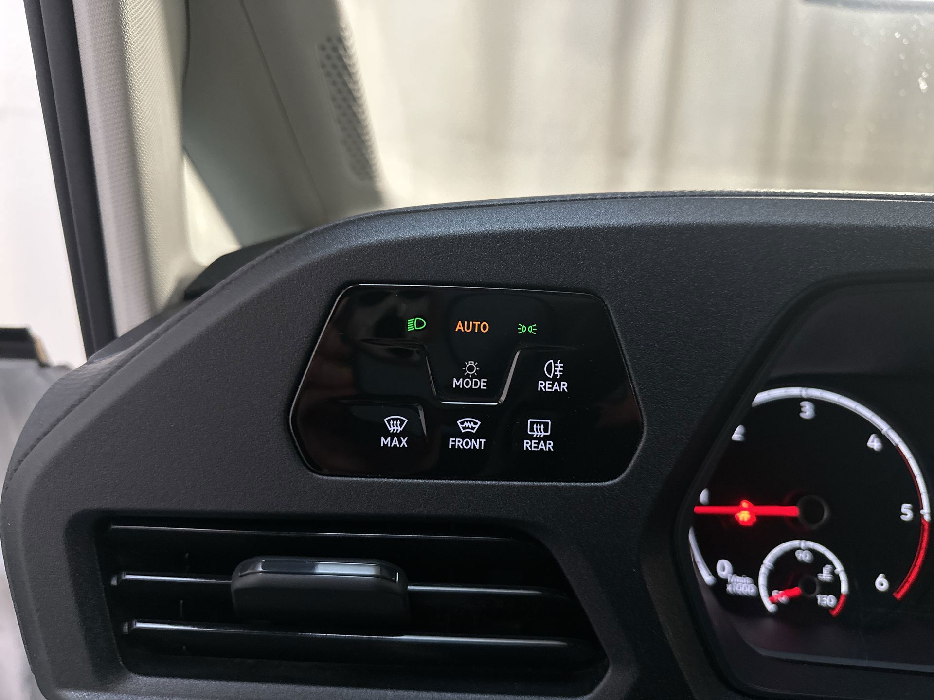 Foto van Volkswagen Caddy Modified Partition Wall