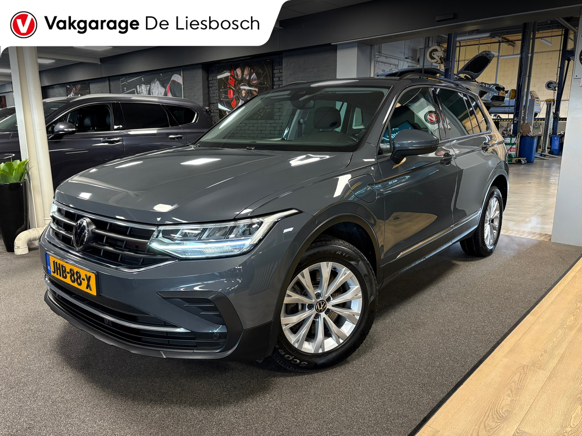Volkswagen Tiguan 1.4 TSI eHybrid comfort Business / navi / camera / carplay / boeken 2022 - voorkant