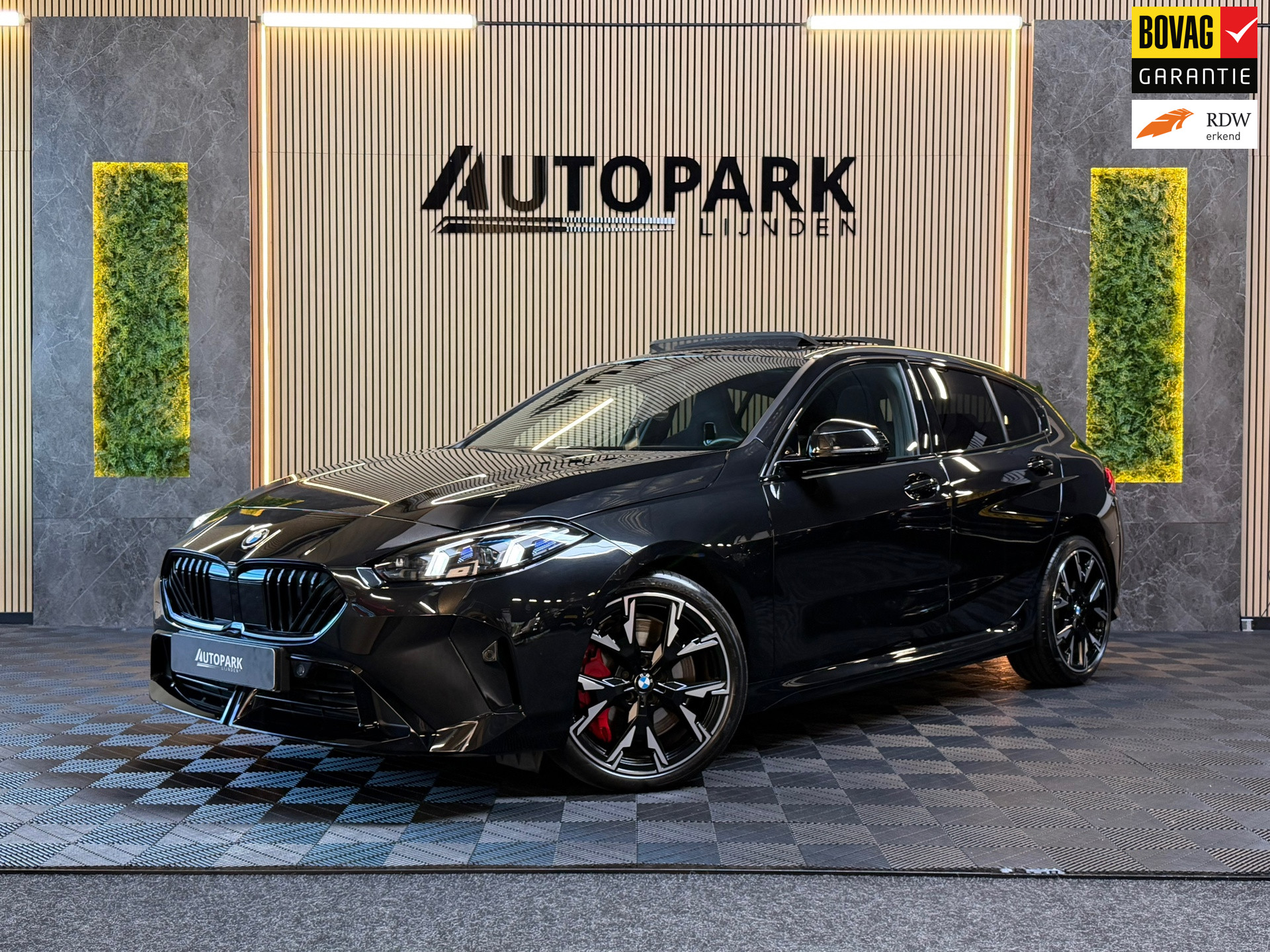 BMW 120 120 M Sport Pro PANO|FABRIEKSGARANTIE|HARMAN KARDON|DEALER ONDERHOUDEN|KEYLESS|CARPLAY|CAMERA|SFEERVERL|19INCH|BOMVOL! 2024 - voorkant