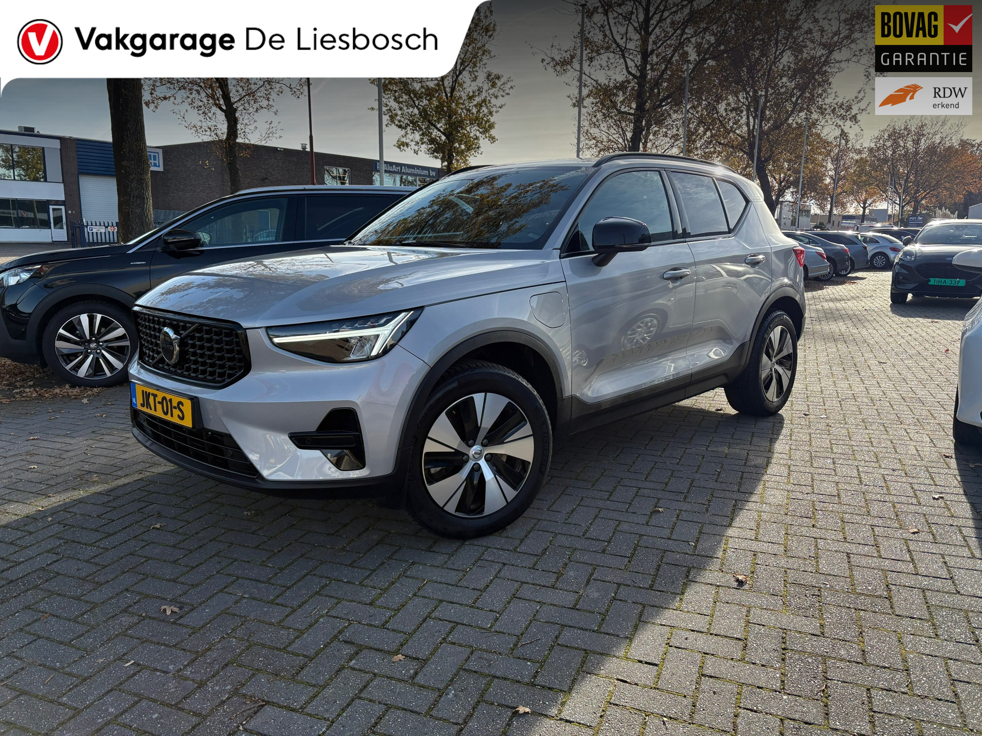 Volvo XC40 1.5 T4 Plug-in hybrid Plus Dark / Panorama-dak / Harman-Kardon / camera / stuur en stoel verwarming 2023 - voorkant