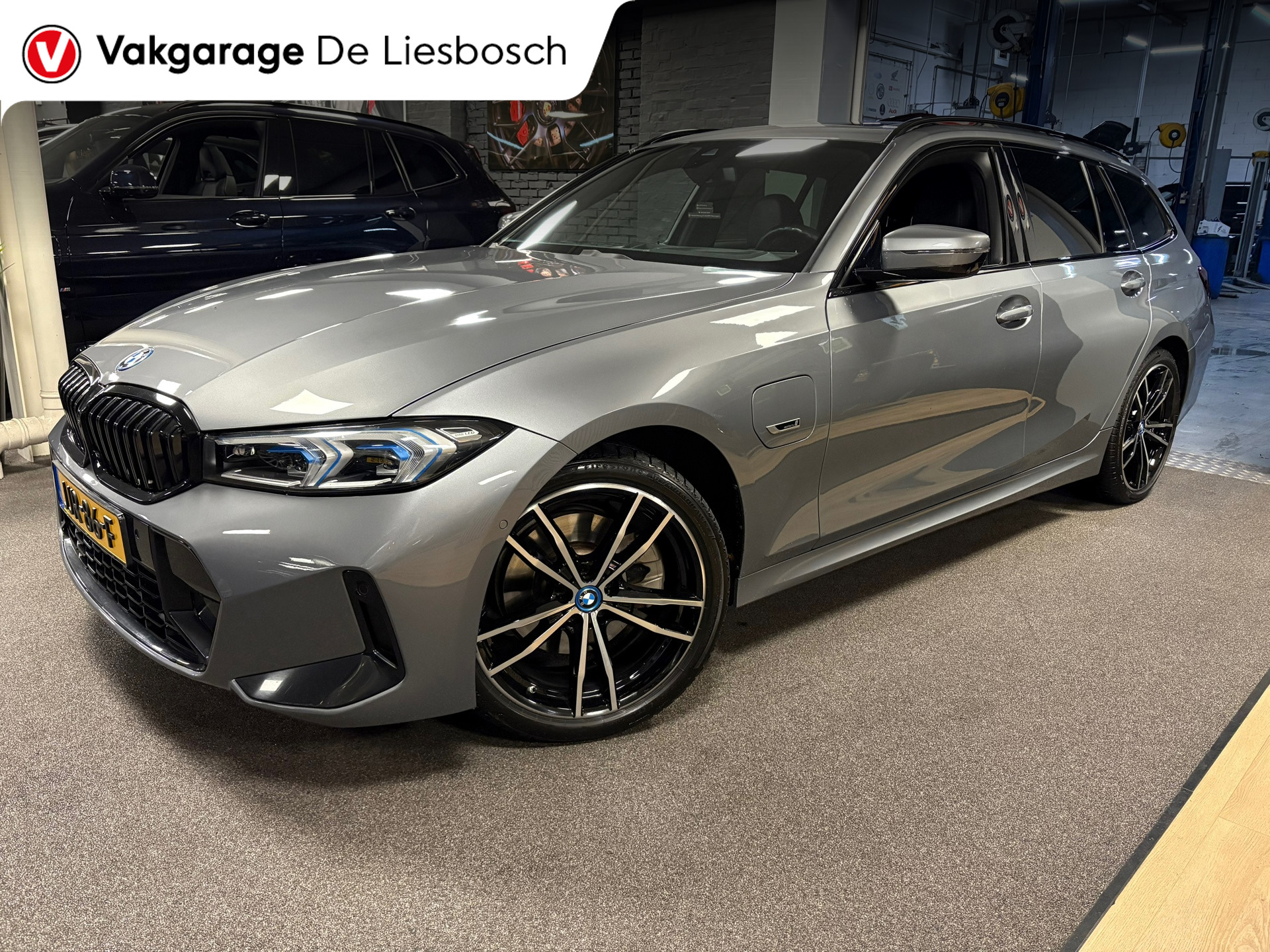 BMW 330e xDrive 330e xDrive M-pakket facelift / Panorama-dak / head-up / 360 camera / Harman-Kardon 2023 - voorkant