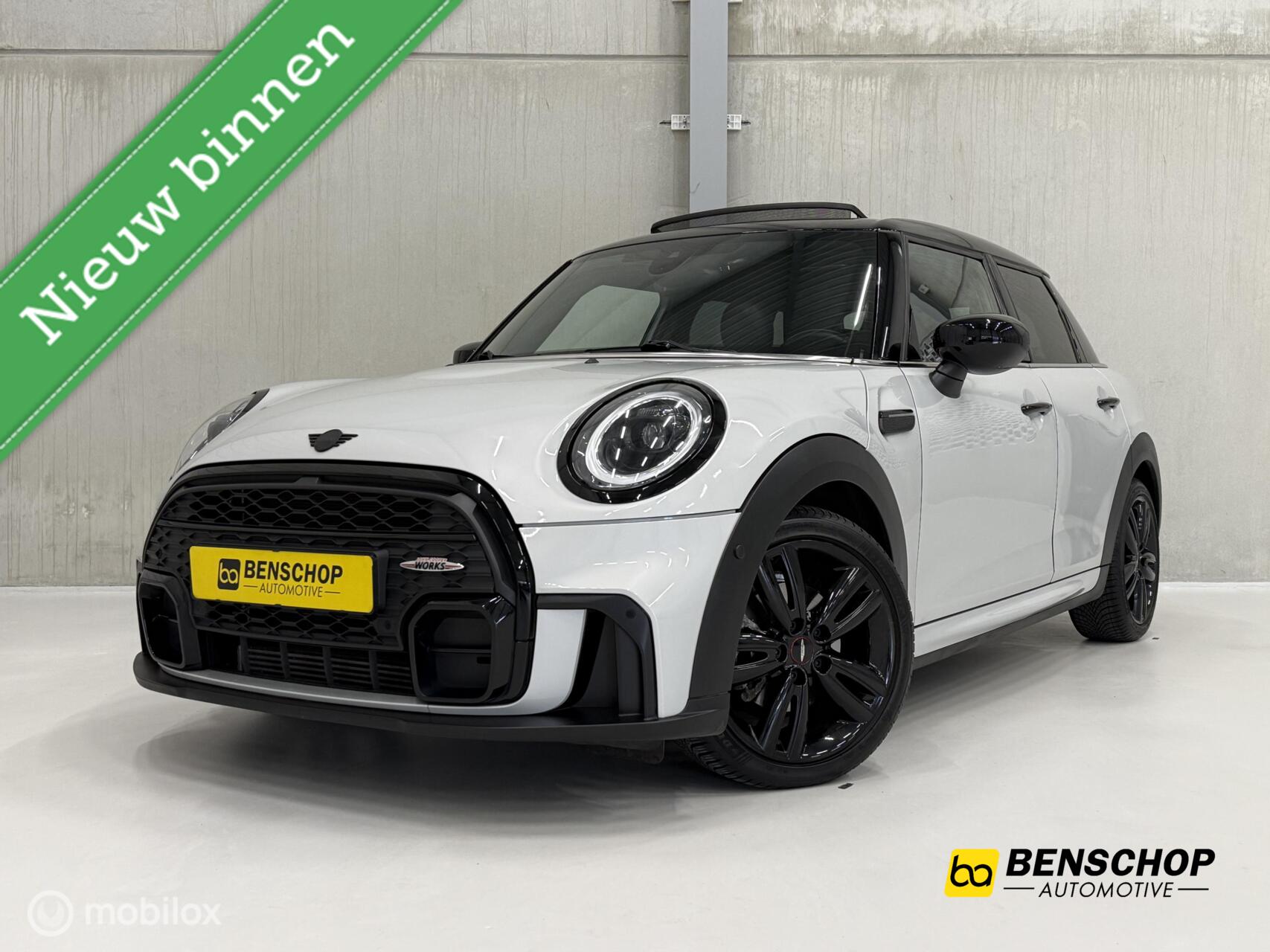 Mini Cooper 1.5 Cooper JCW Panodak Leer Navi Carplay Camera 5 Deurs 2021 - voorkant