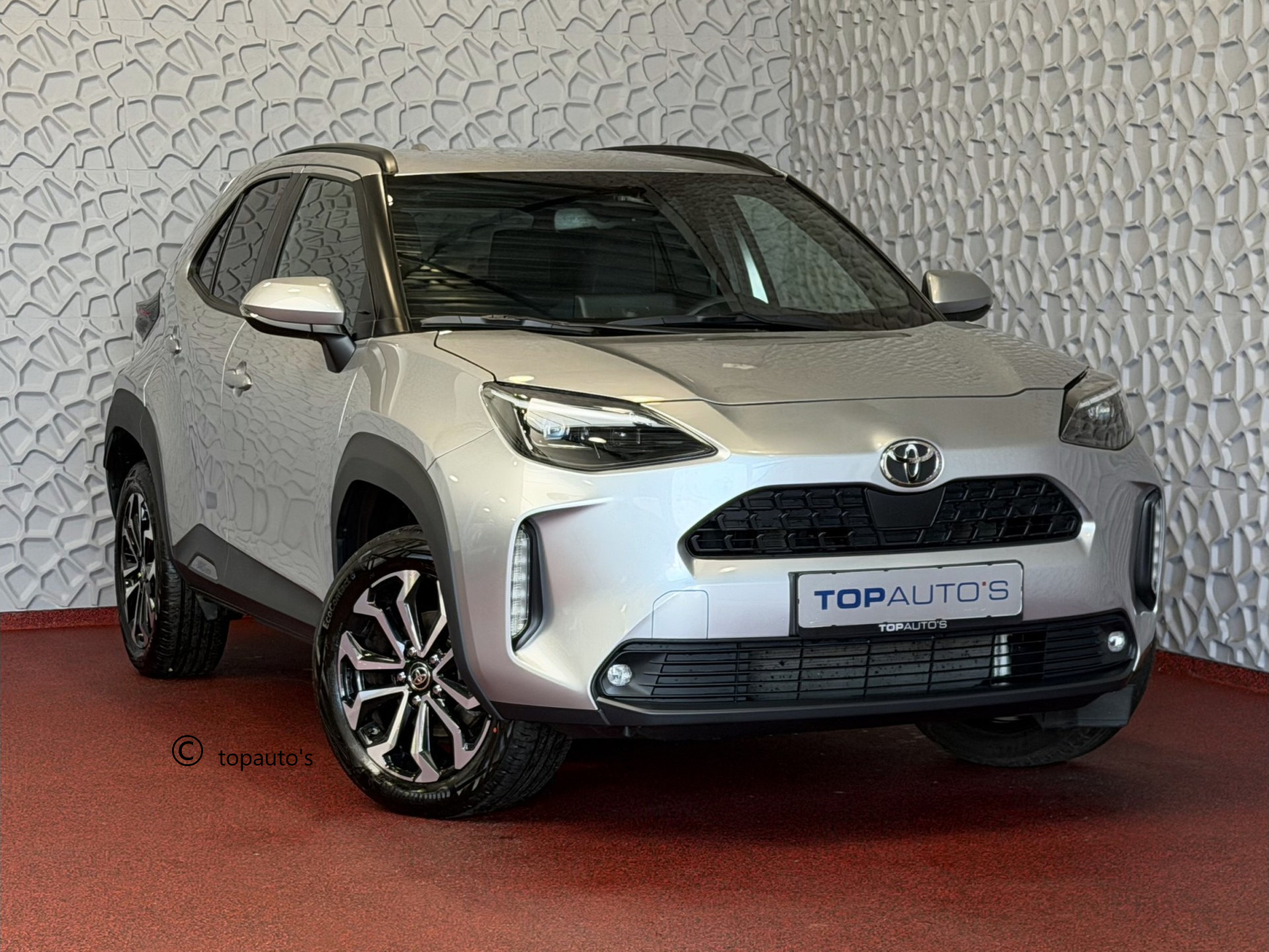 Toyota Toyota Yaris Cross 1.5 HYBRID DYNAMIC STOEL/STUUR VERW. 17''LMV KEYLESS CAMERA LED ZWARTE HEMEL 2025 - voorkant