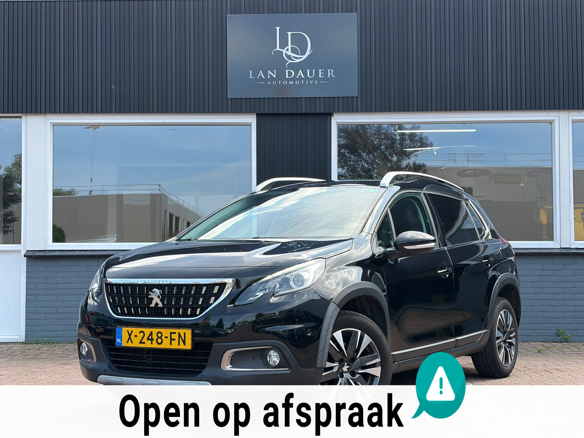 Peugeot 2008 1.2 PureTech / Pano / Navi / Leder / 131 PK 2018 - voorkant
