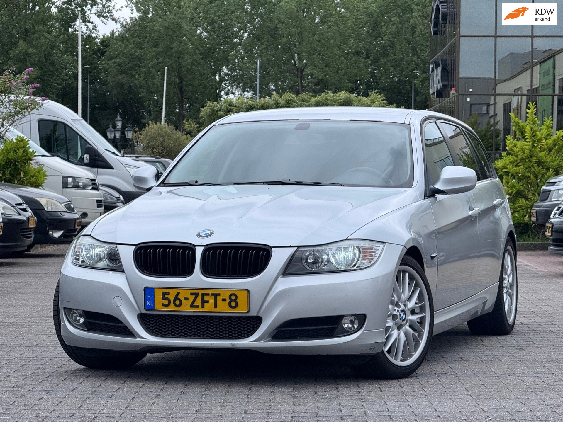 BMW 3er Reihe 318i High Executive | APK 20-05-2027 | 18 inch | Parkeersensoren | Airco | 2009 - voorkant
