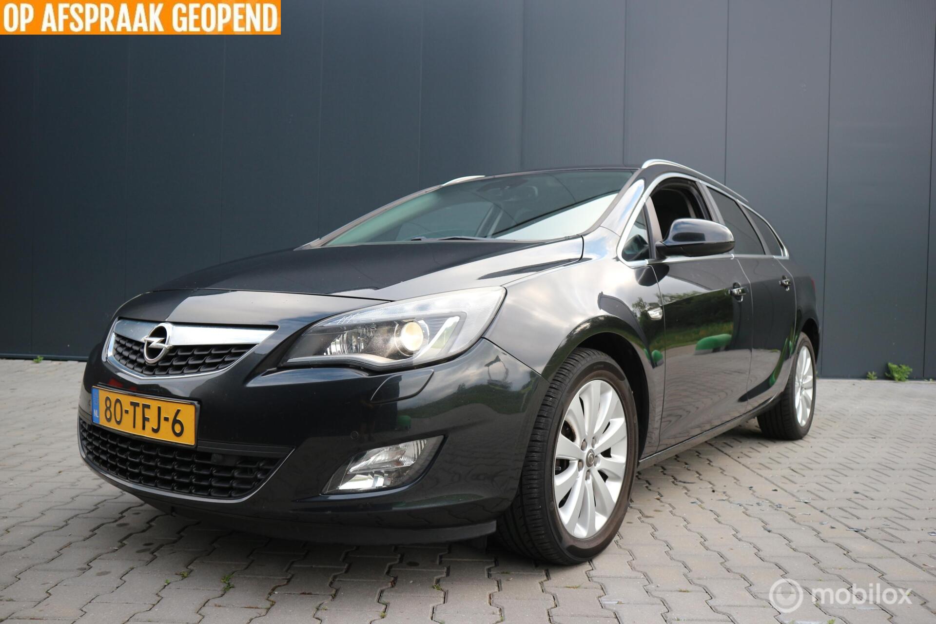 Opel Astra Sports Tourer 1.3 CDTi S/S Cosmo XENON/2X-PDC/ECC 2012 - voorkant